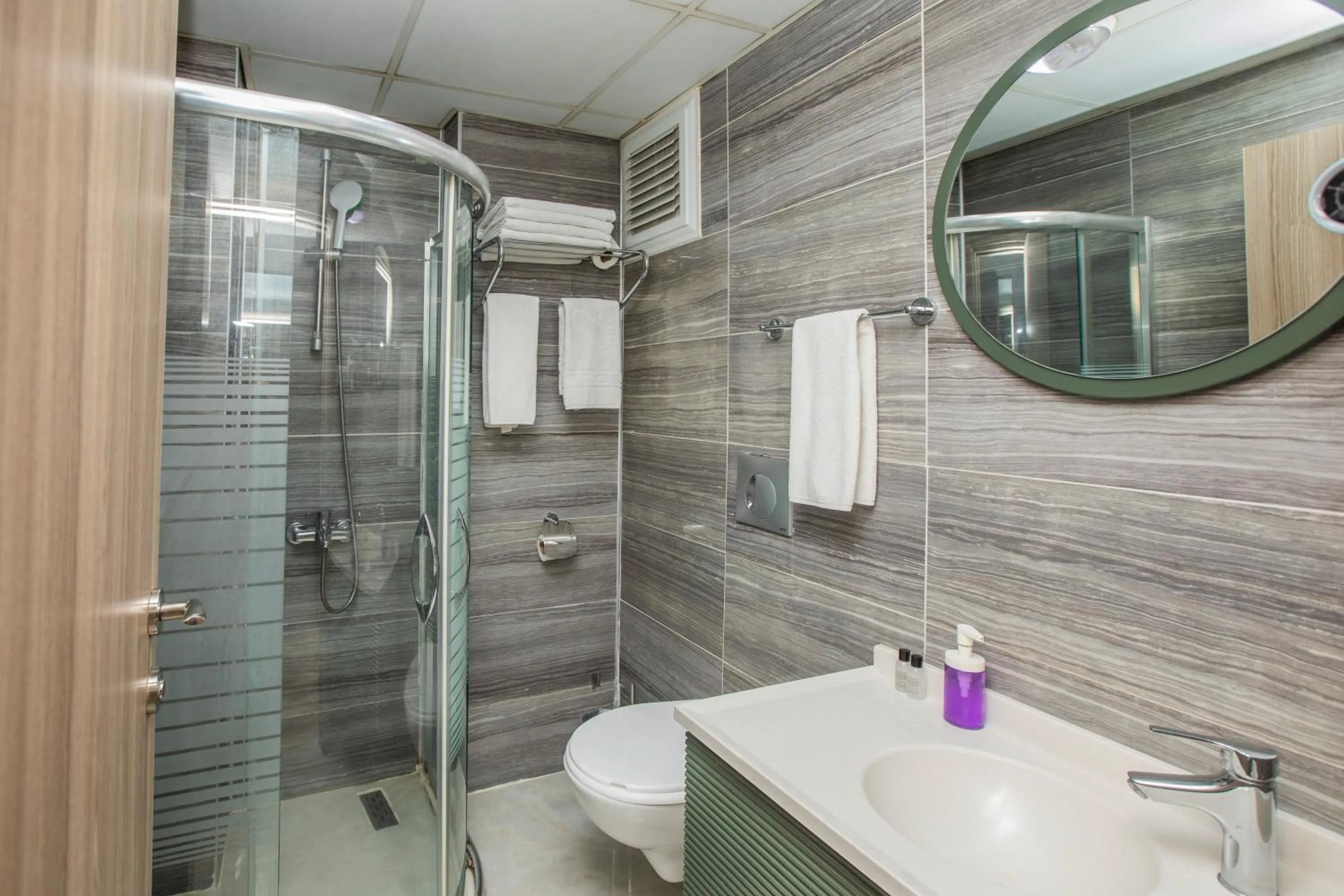 Shower in Konuk Hotel