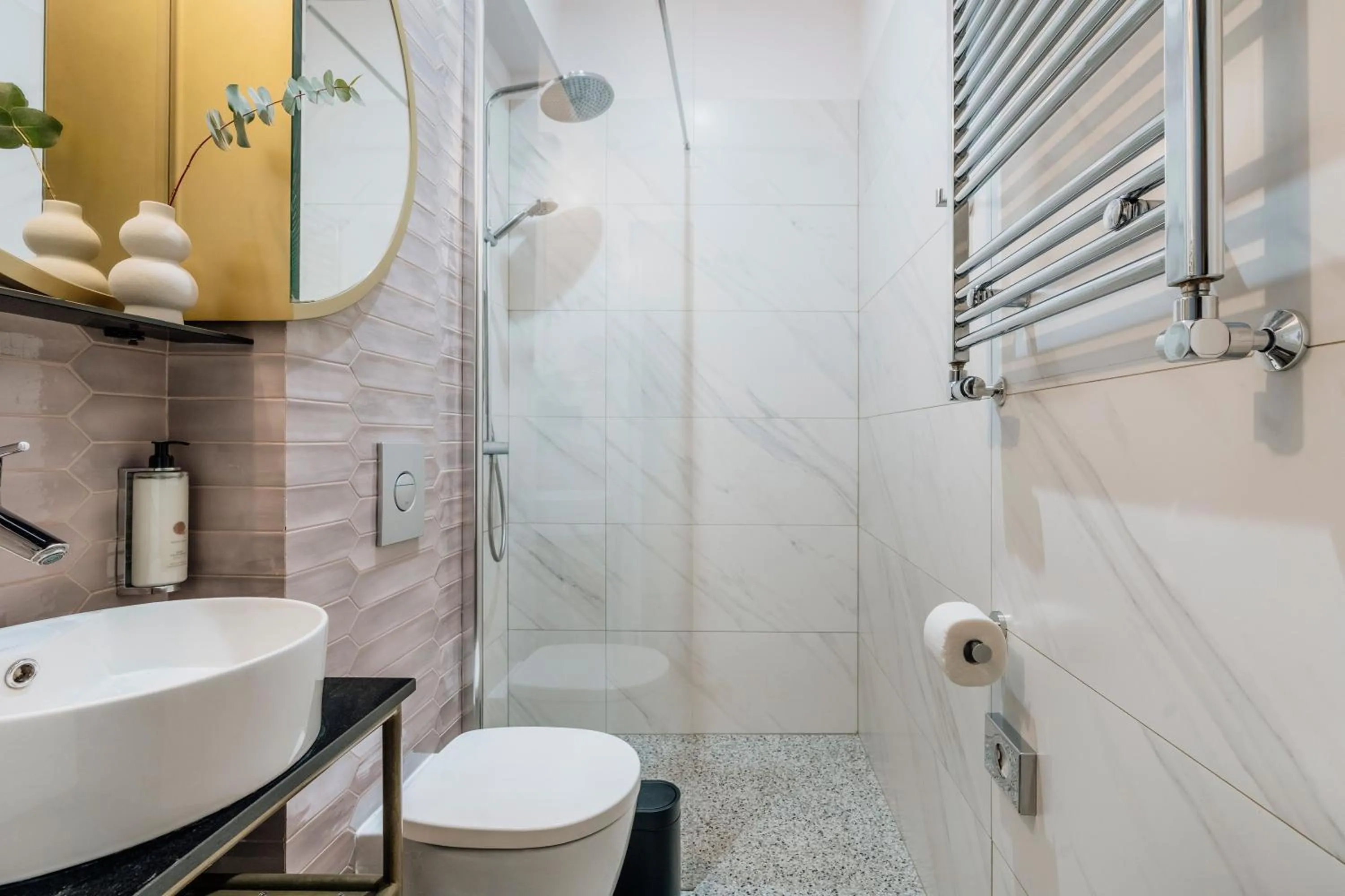 Shower in Colette - LoftAffair Collection