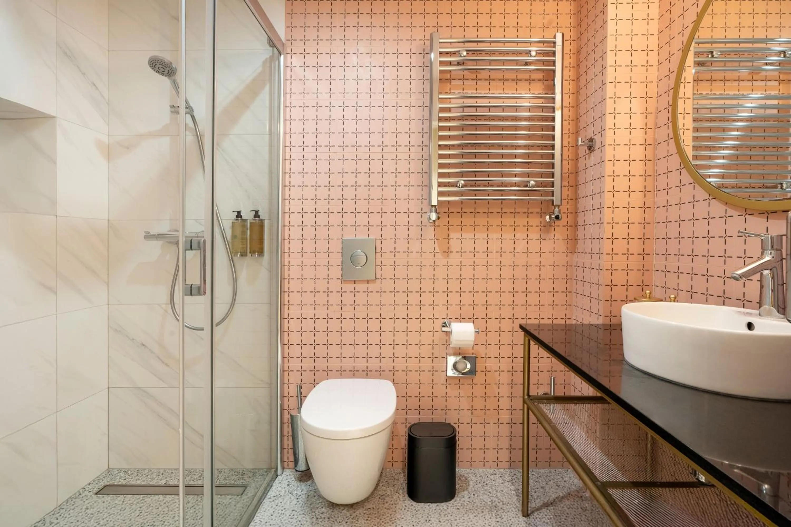 Shower in Colette - LoftAffair Collection