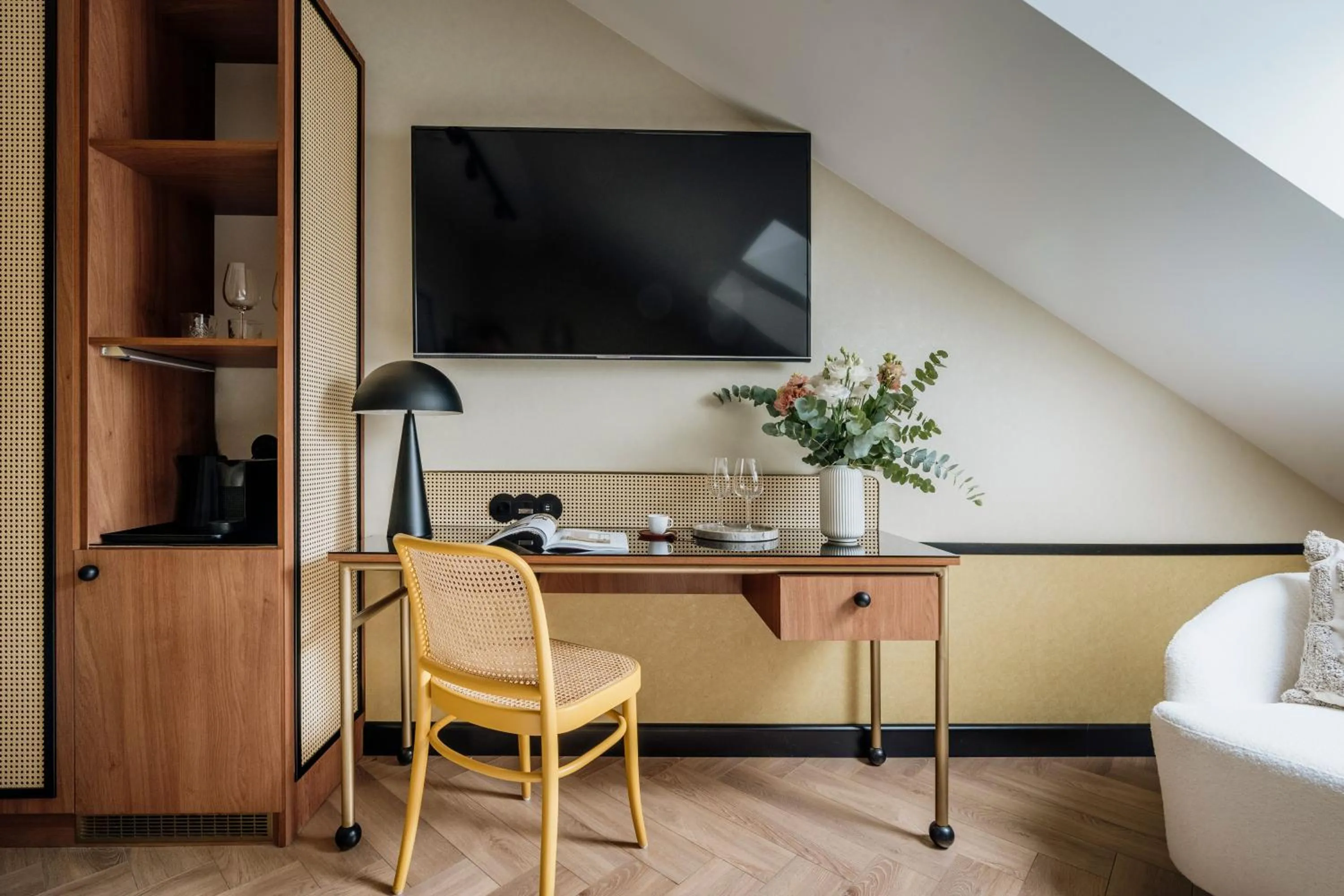 TV and multimedia, Bed in Colette - LoftAffair Collection