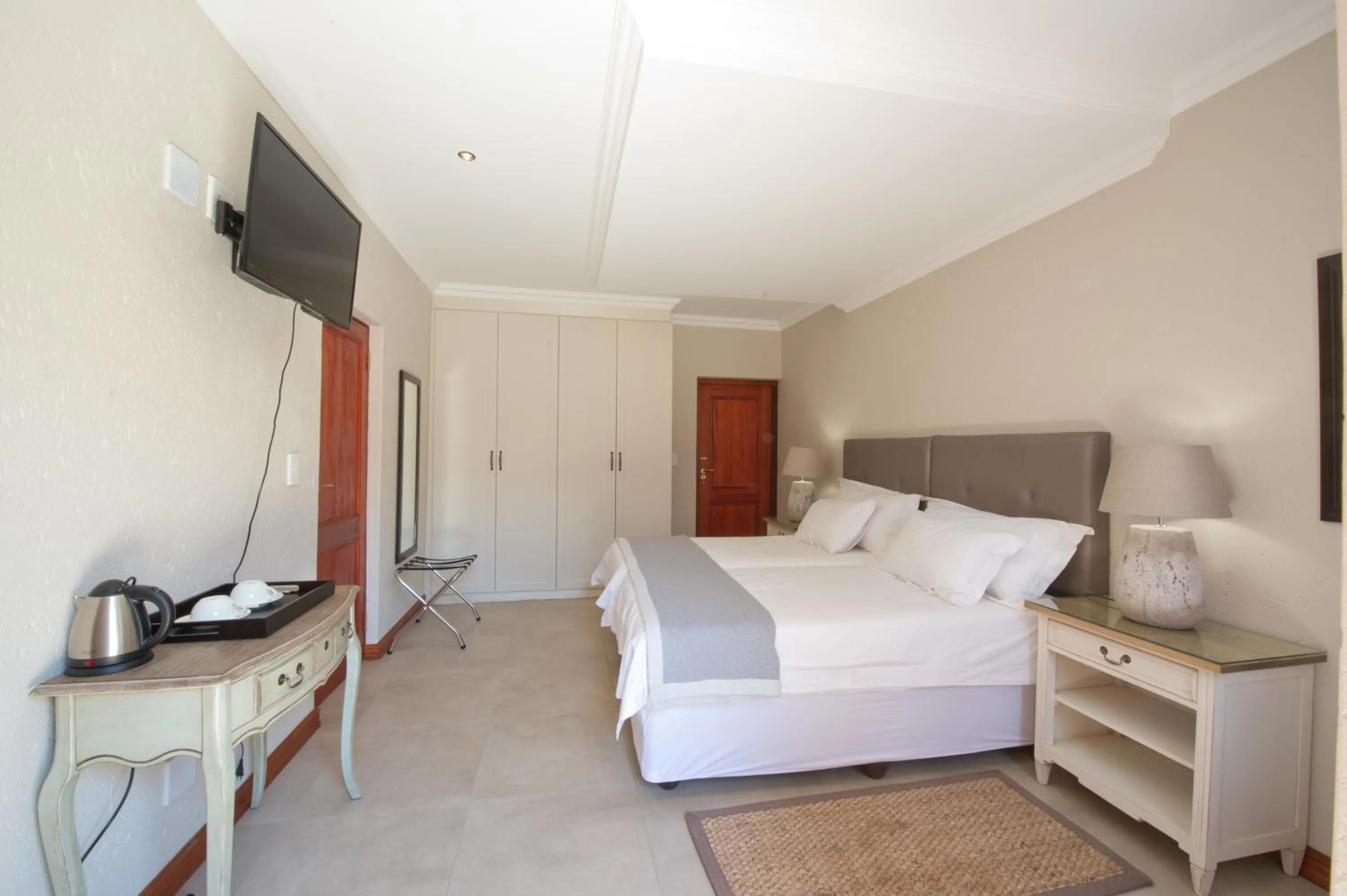 Photo of the whole room, Bed in The Finches Nest