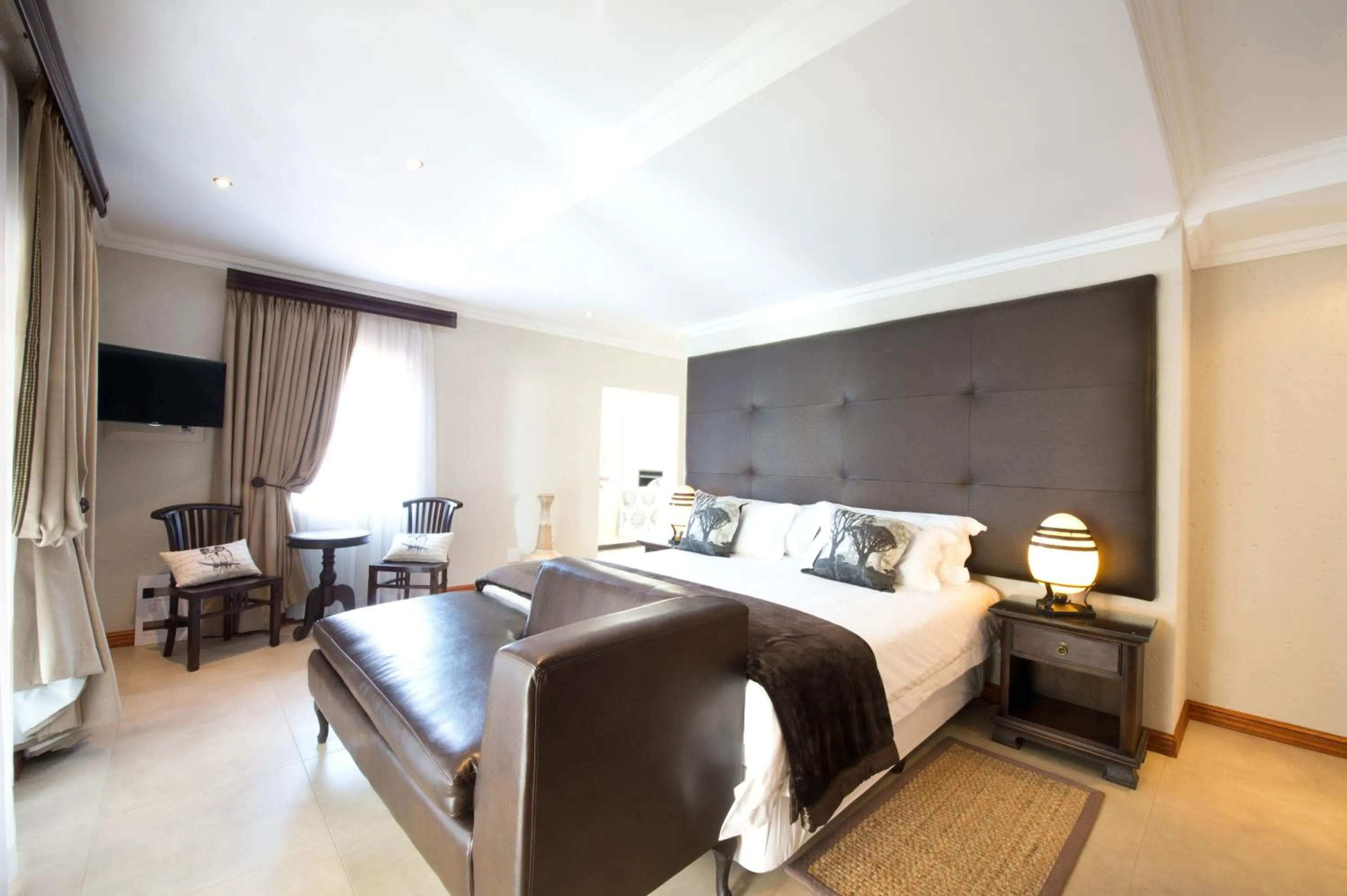 Photo of the whole room, Bed in The Finches Nest