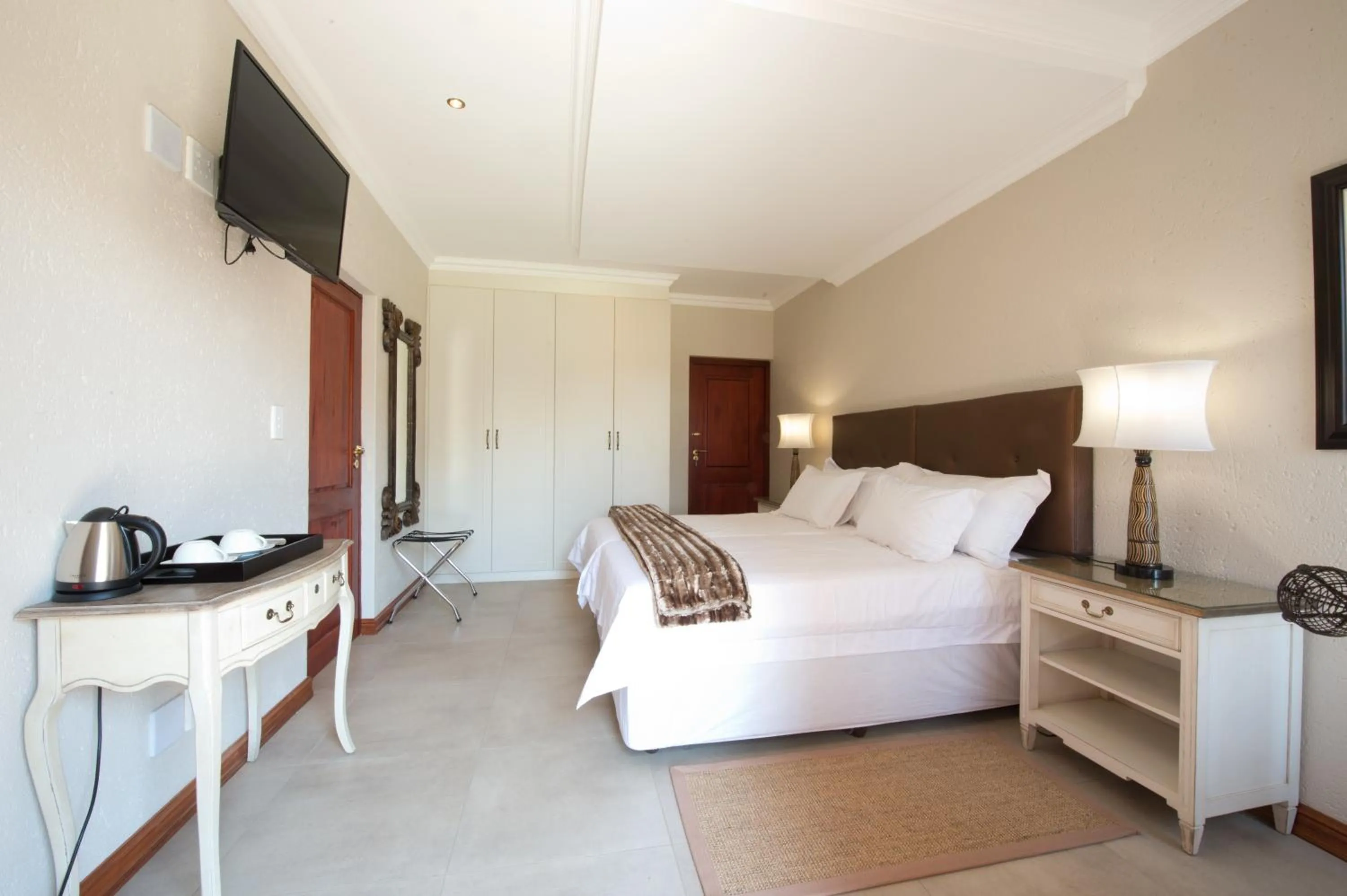 Photo of the whole room, Bed in The Finches Nest