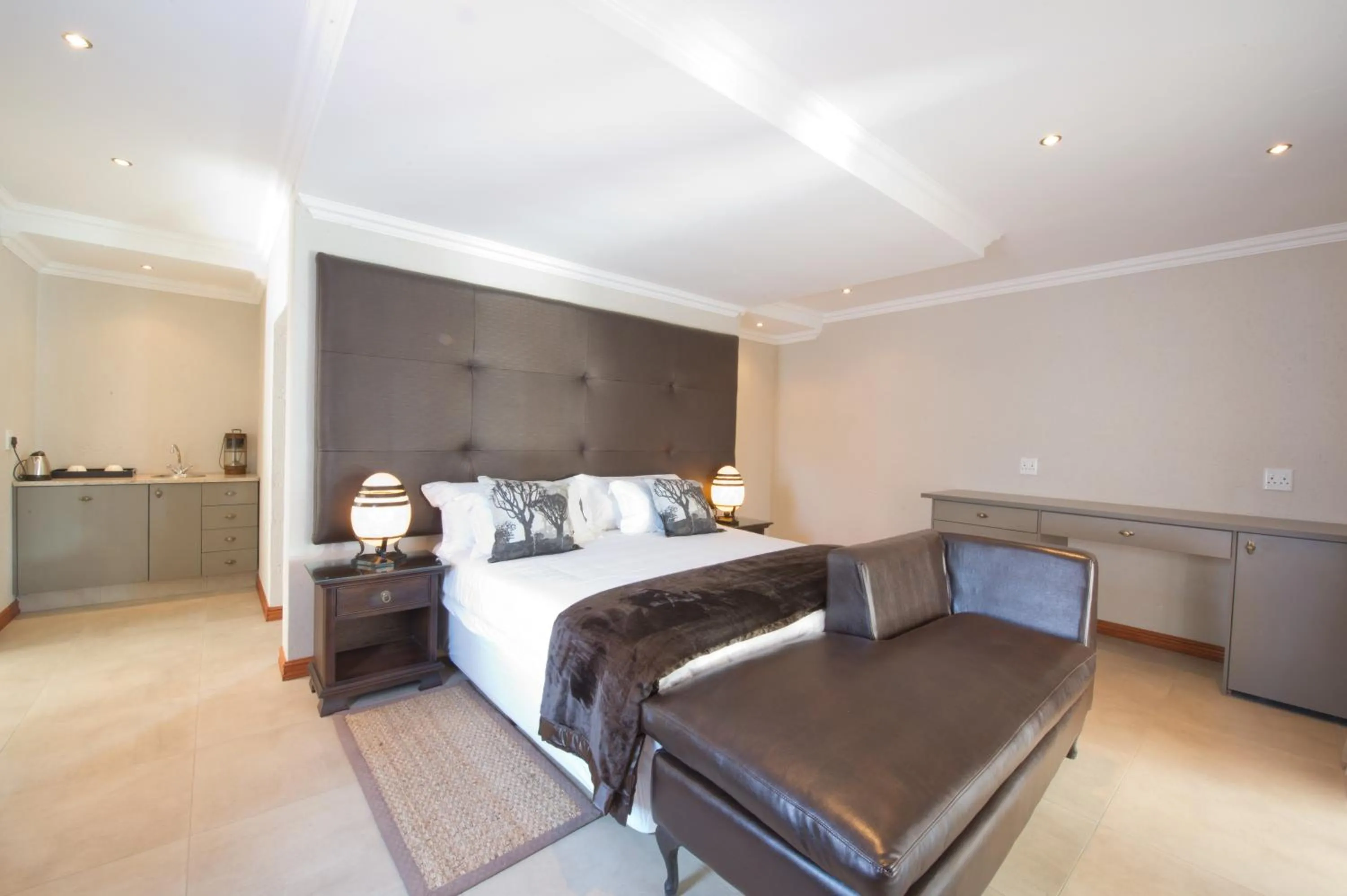 Photo of the whole room, Bed in The Finches Nest