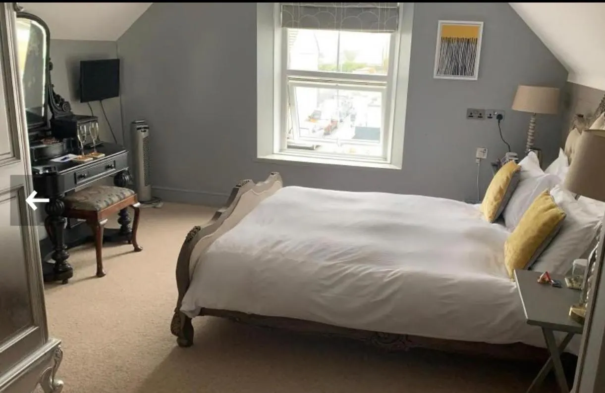 Photo of the whole room in The White House Hotel