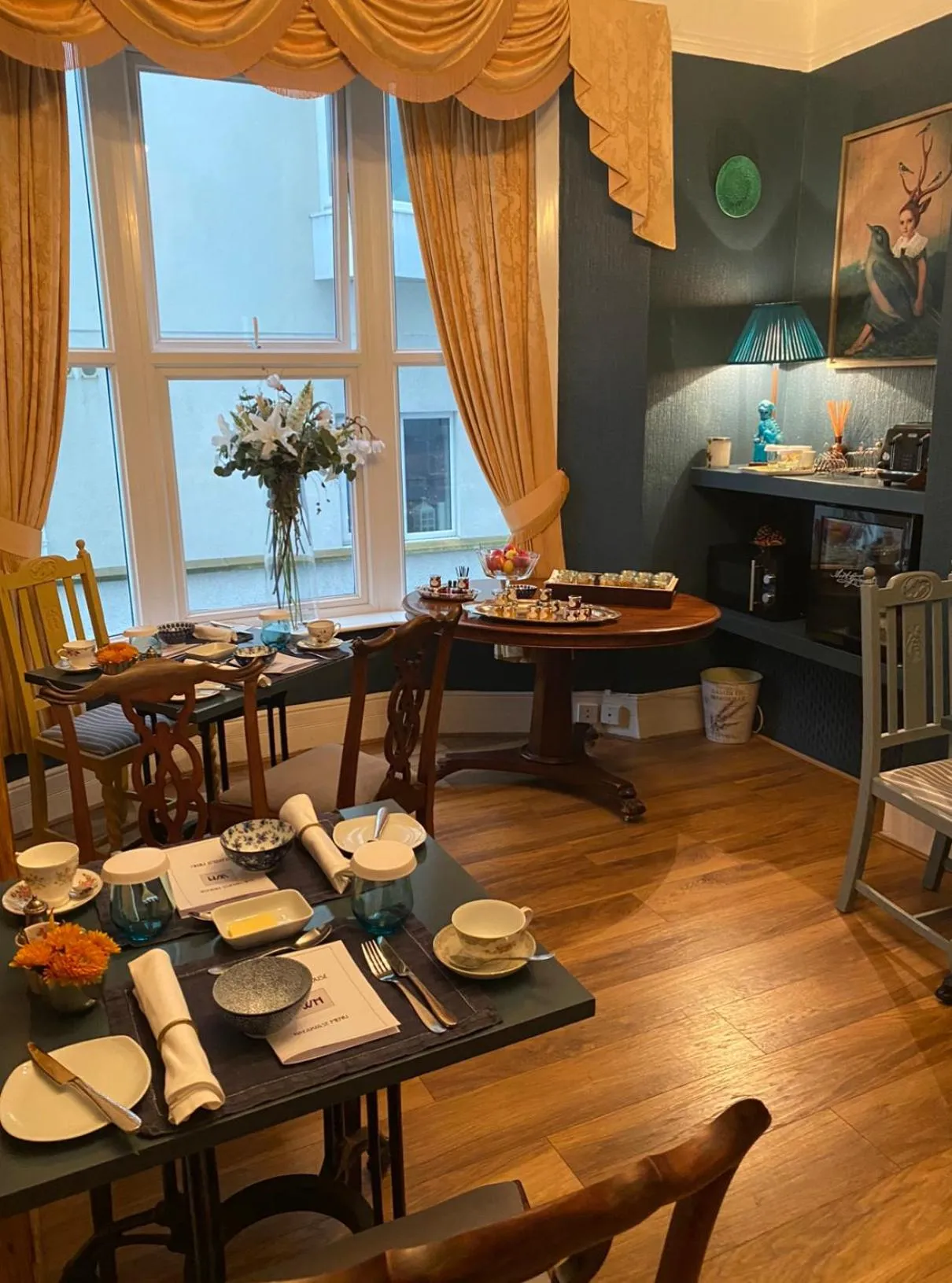 Restaurant/places to eat in The White House Hotel