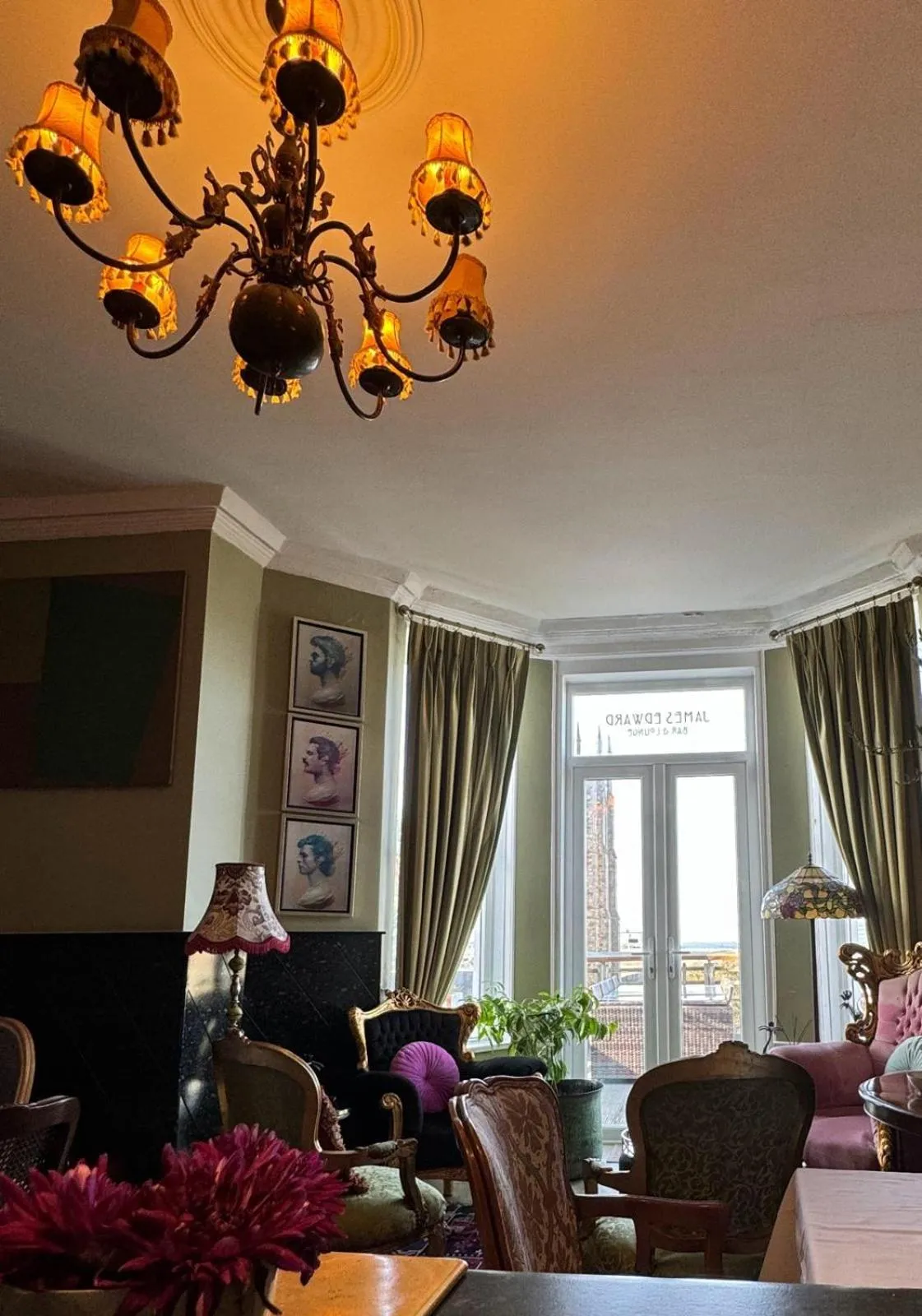 Restaurant/places to eat in The White House Hotel