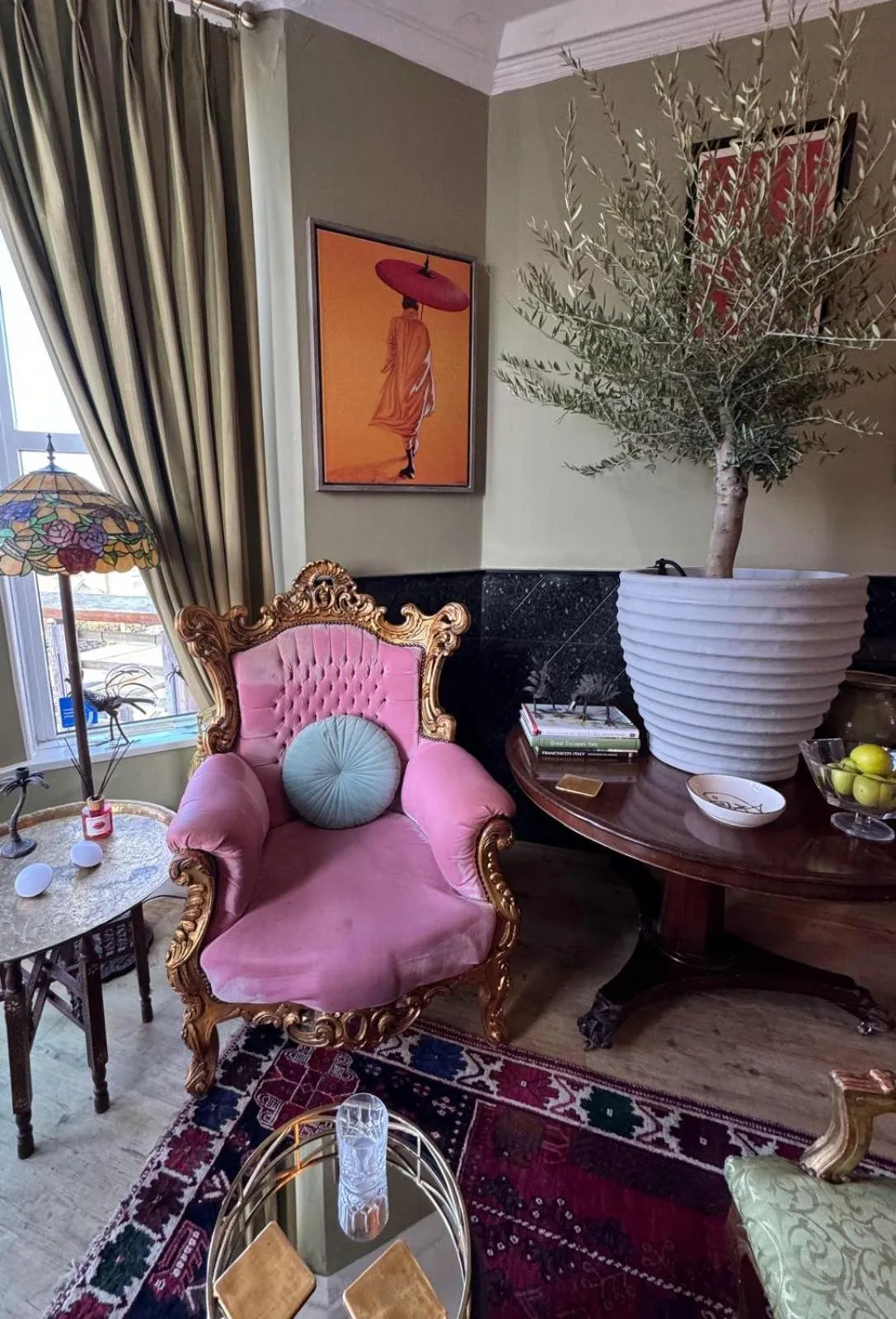 Restaurant/places to eat in The White House Hotel