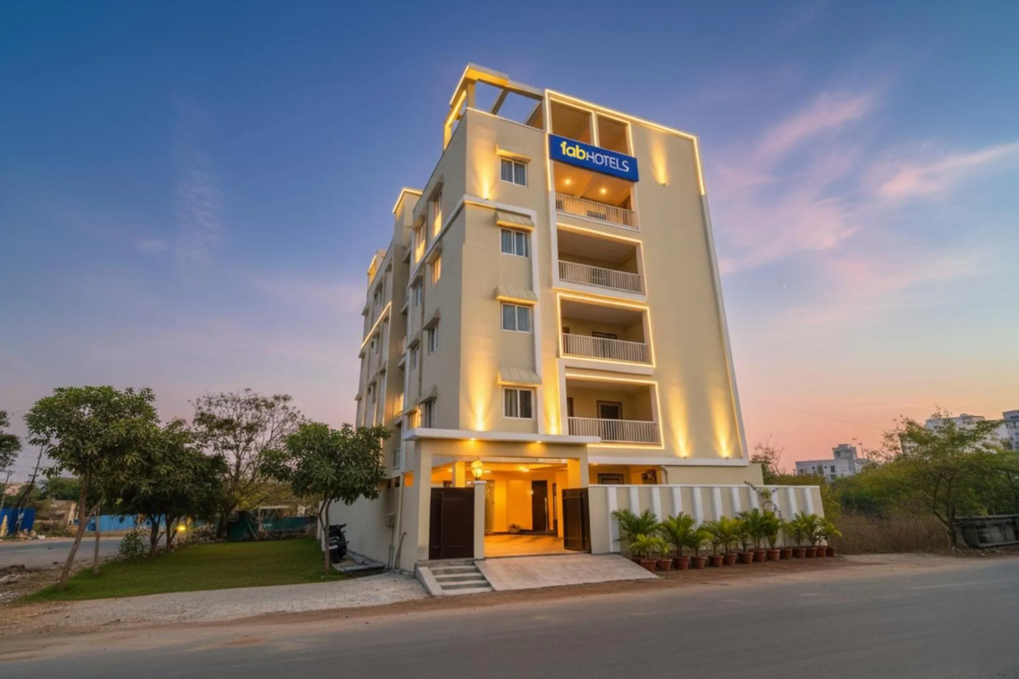 FabHotel RK Suites - Nr US Consulate, Financial District