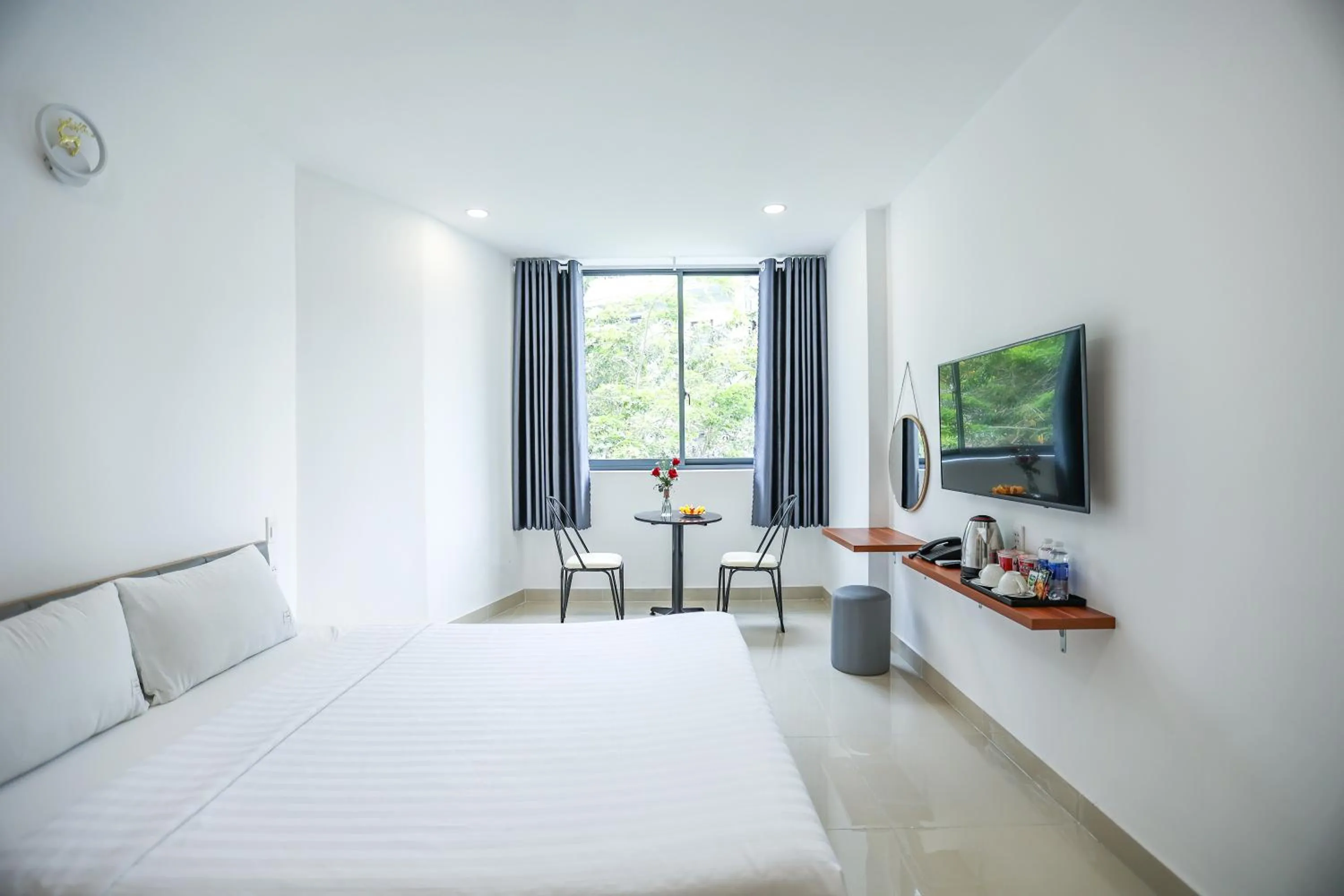 Communal lounge/ TV room, Bed in TalaSaiGon Hotel