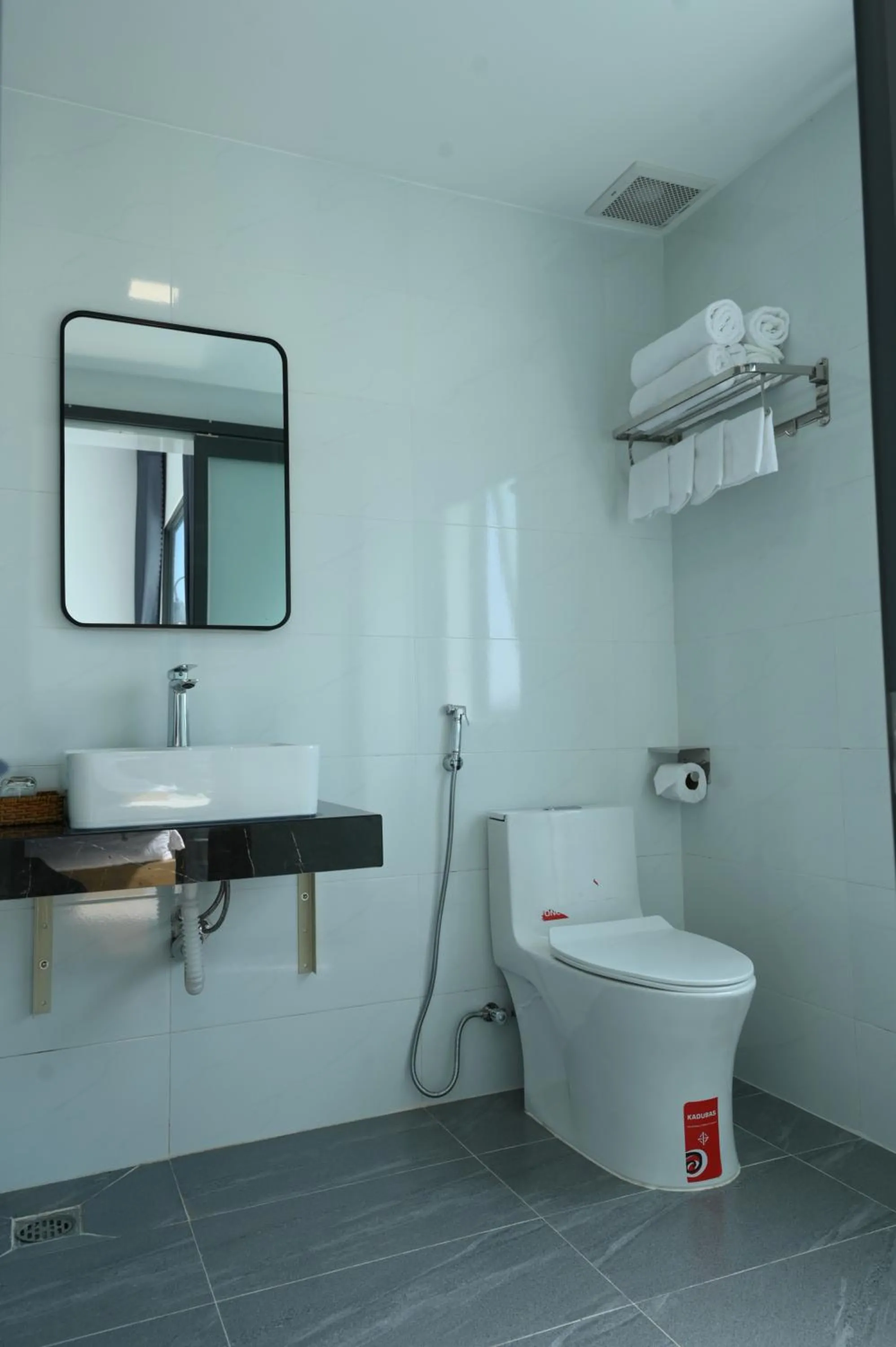 Toilet in TalaSaiGon Hotel