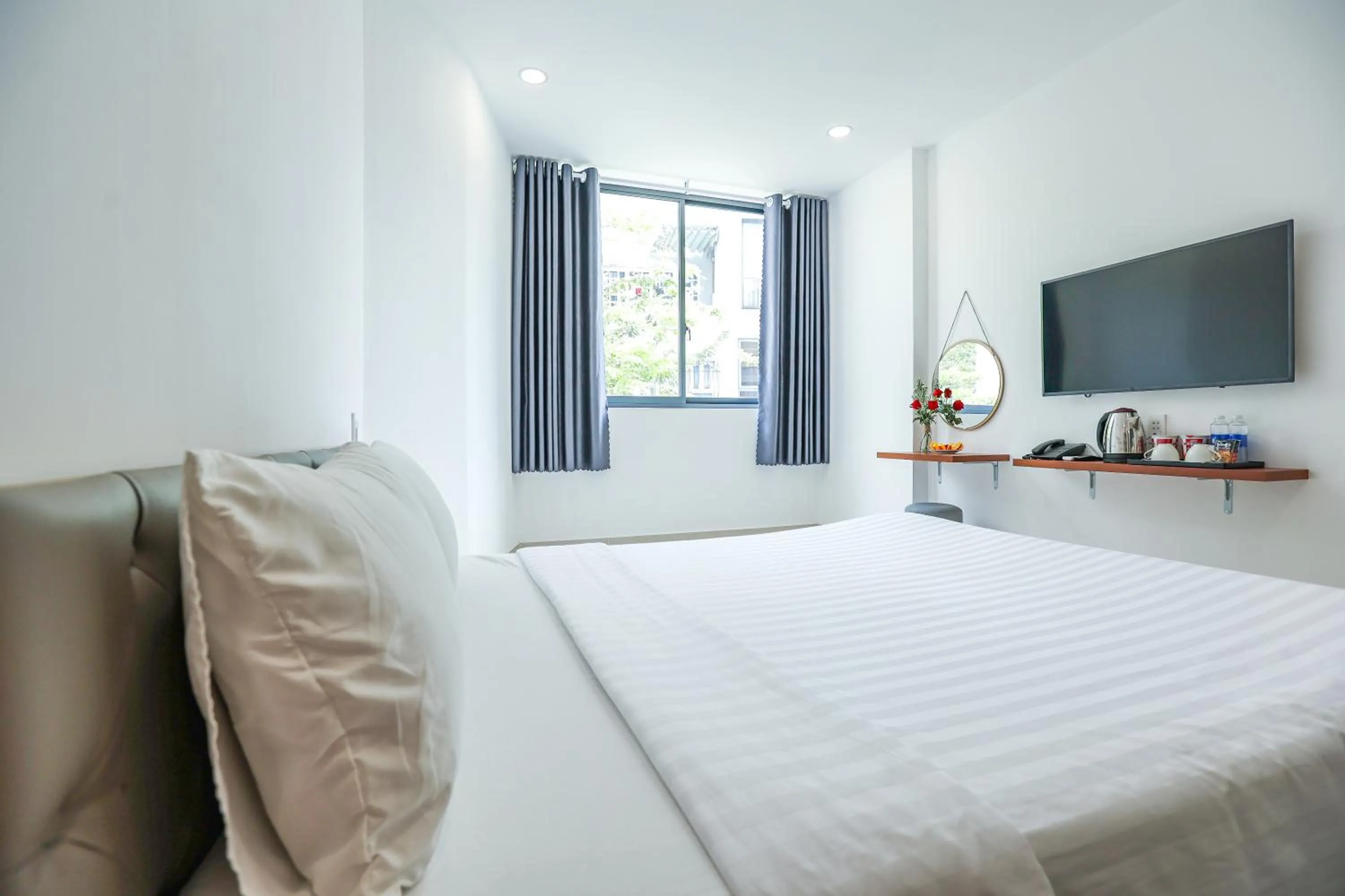 Communal lounge/ TV room, Bed in TalaSaiGon Hotel