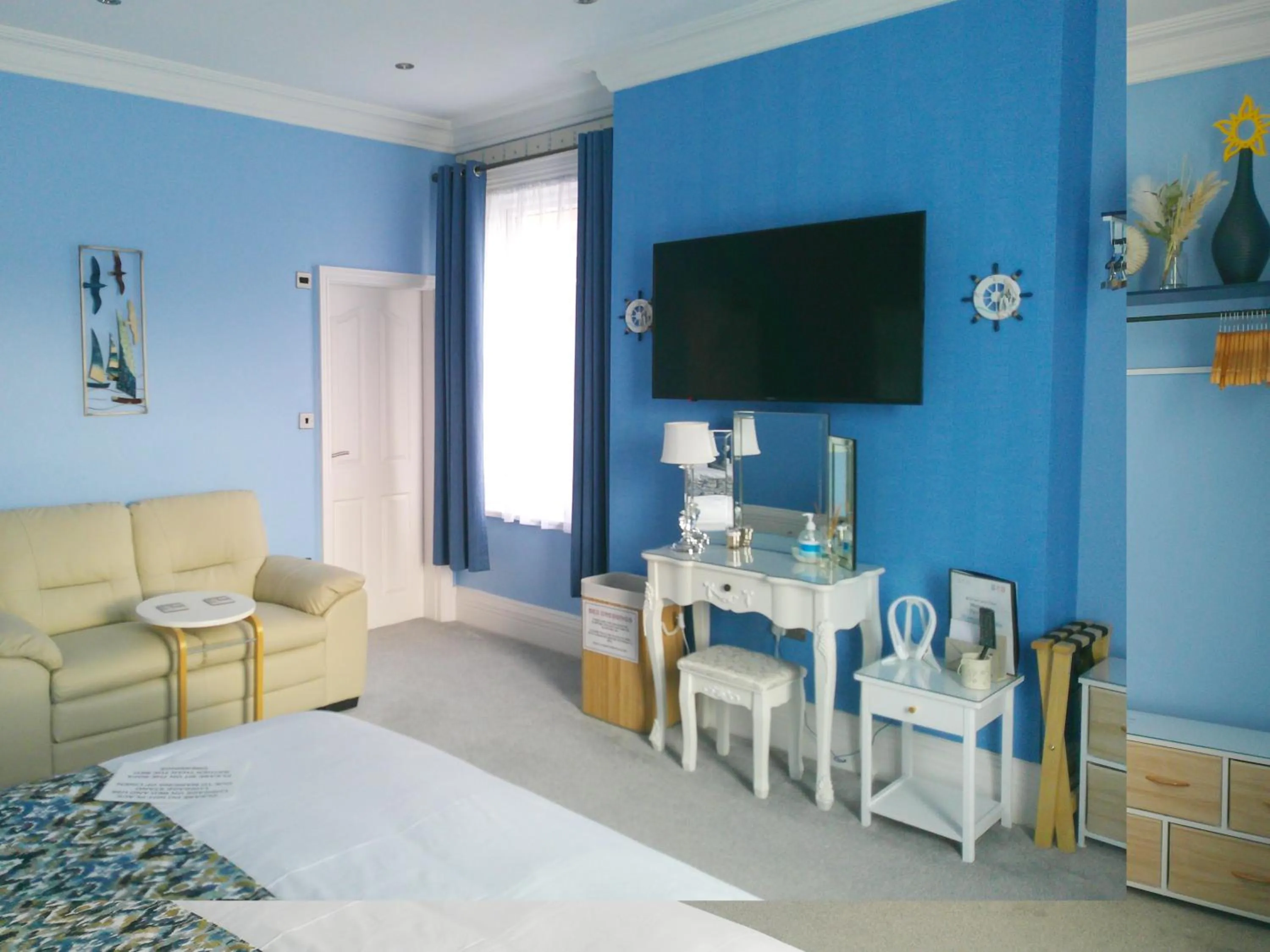 TV and multimedia in FourRooms - Couples Only