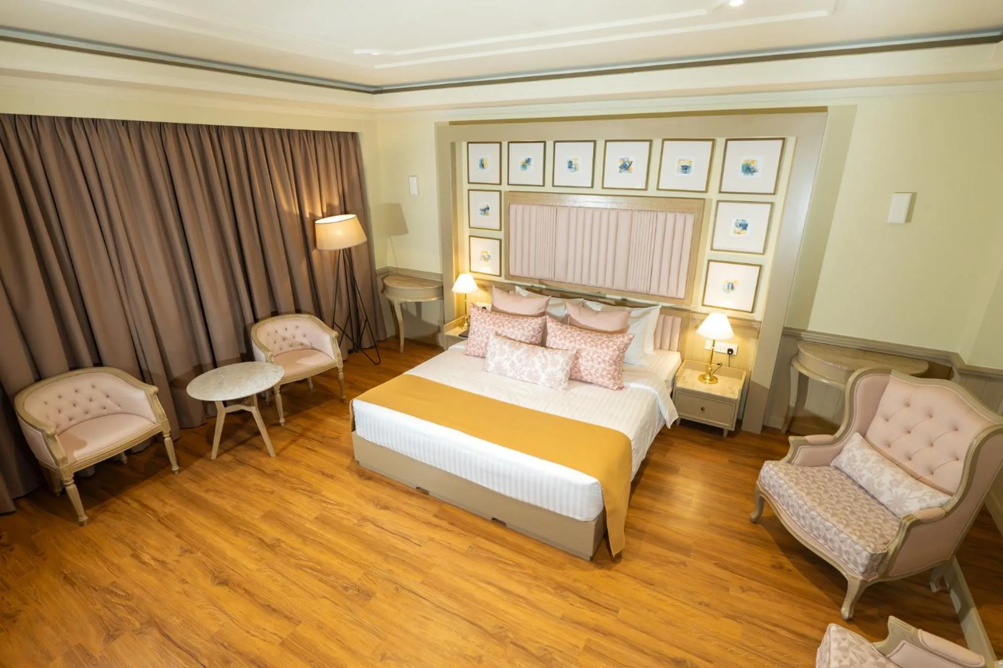 Deluxe Double Room in Grandeeza Hotel by Galison