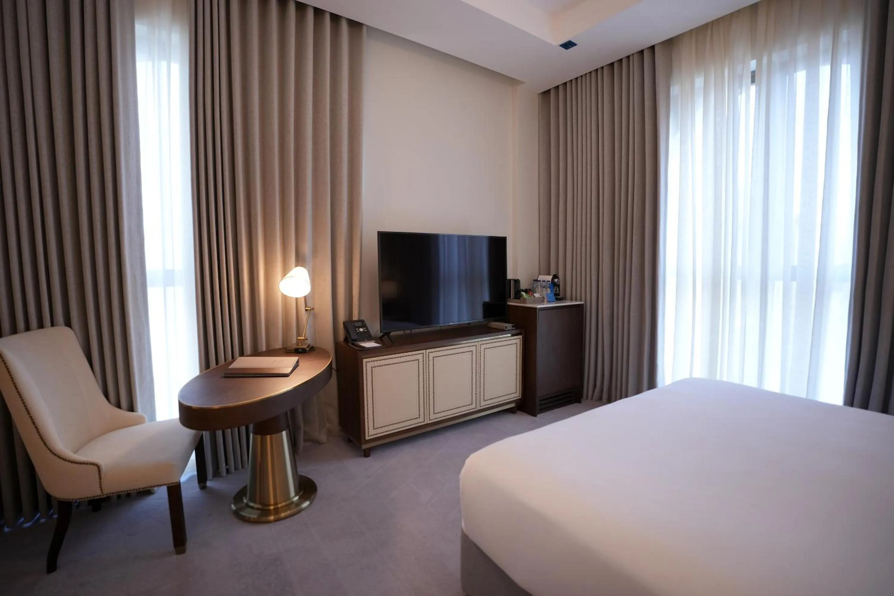 Bed in Peninsula Worth Hotel