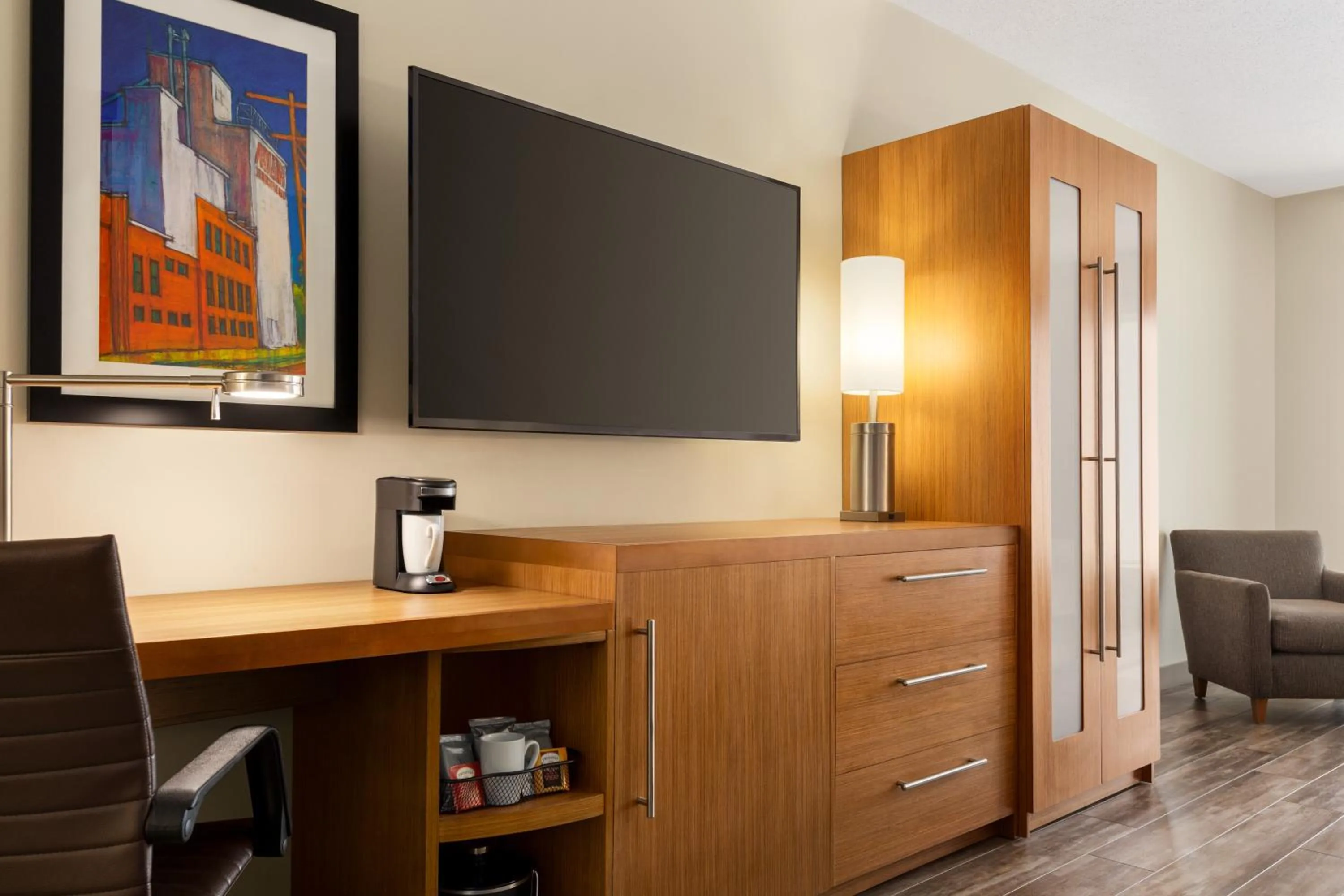 TV and multimedia in Hyatt Place Columbia/Downtown/The Vista