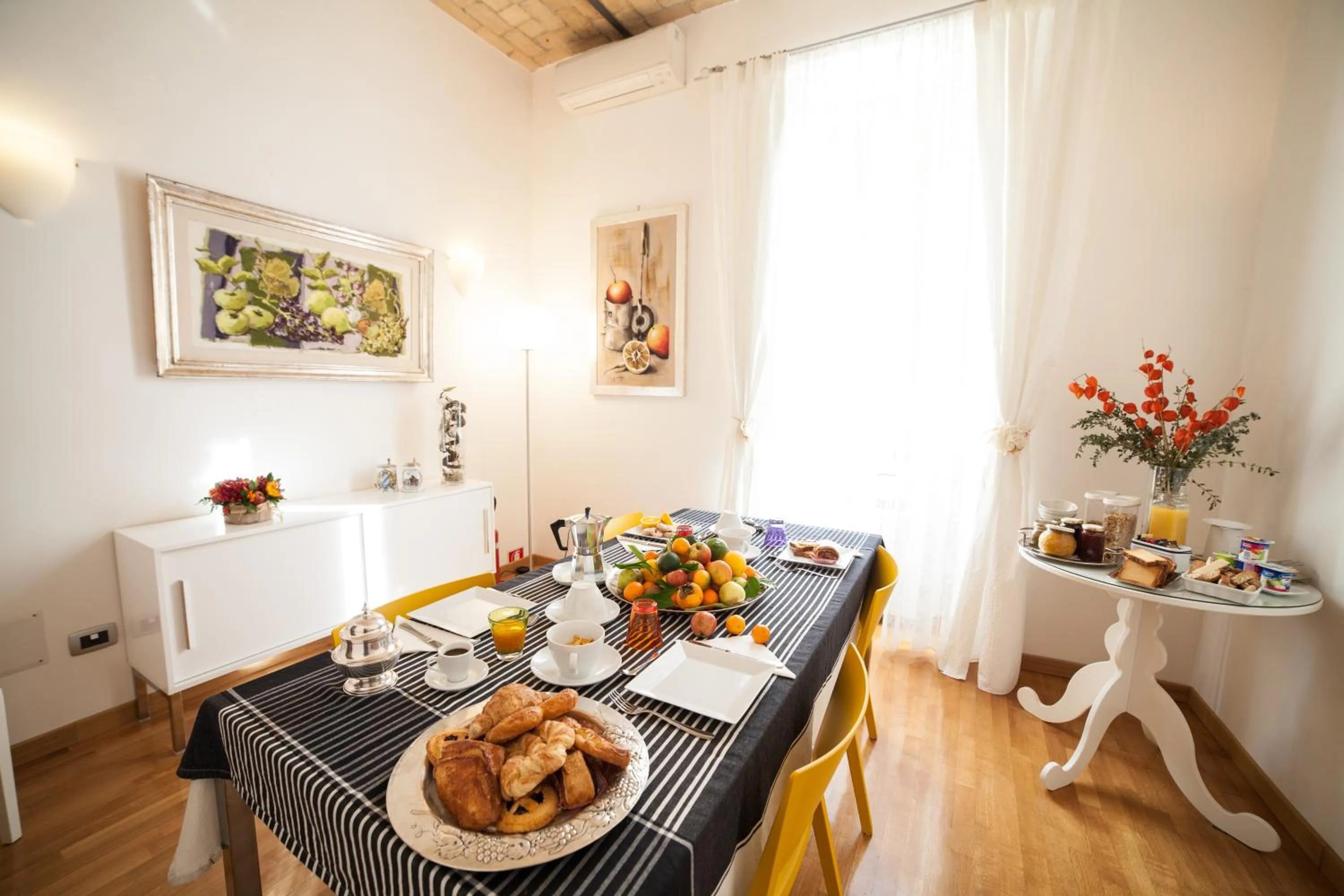 Communal lounge/ TV room in Villa Paganini B&B