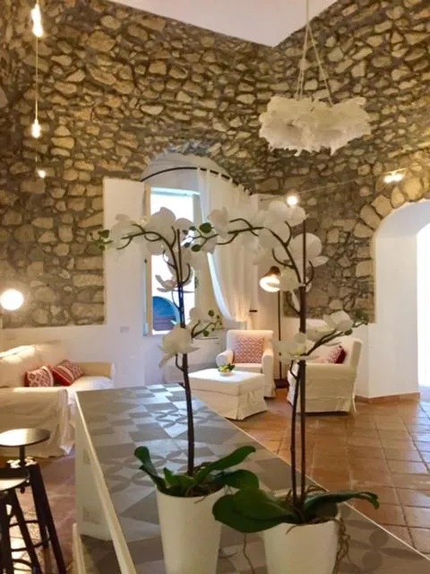 Communal lounge/ TV room in S'O Smart B&B Tropea