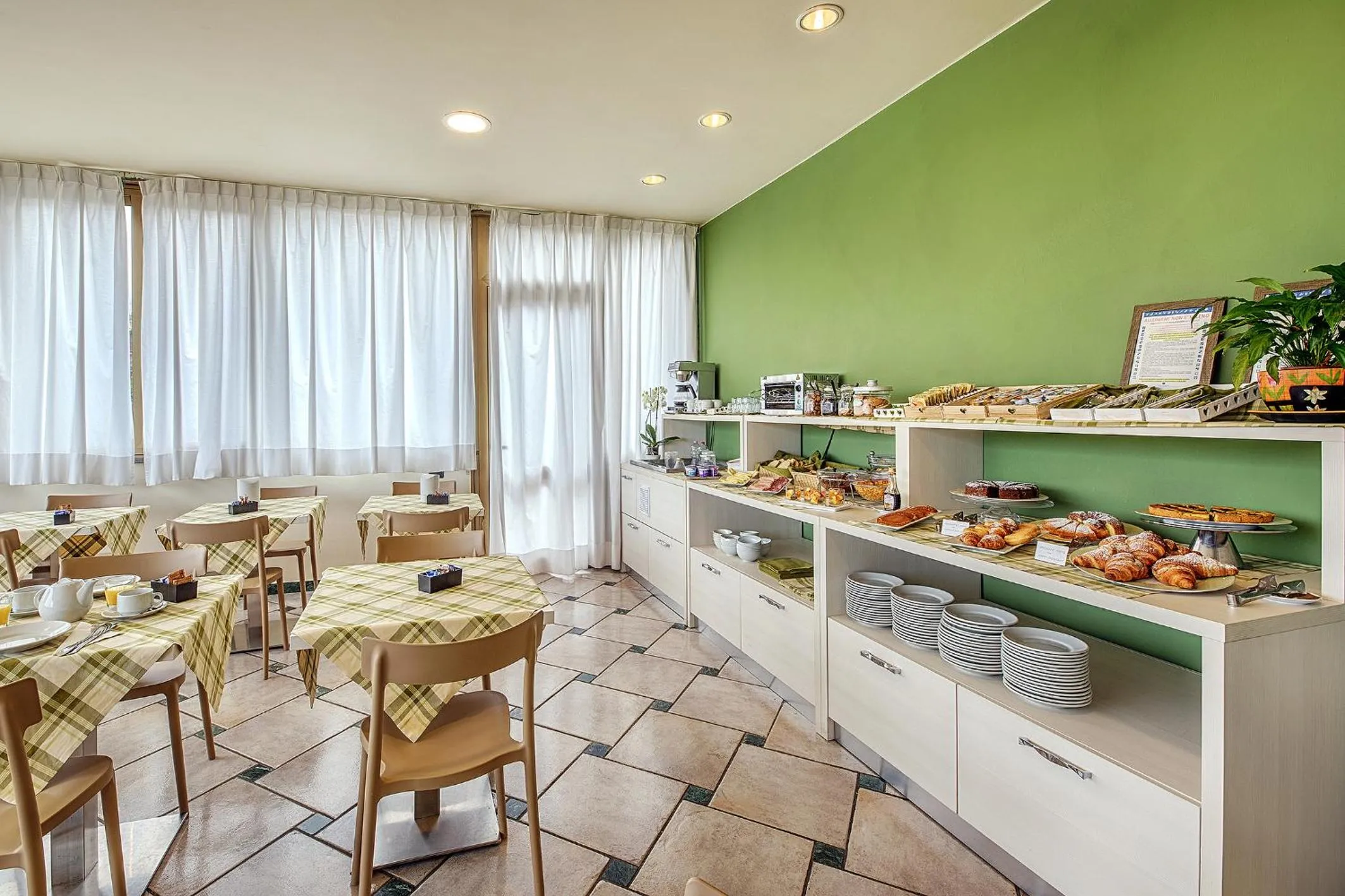 Restaurant/places to eat in Hotel Castello