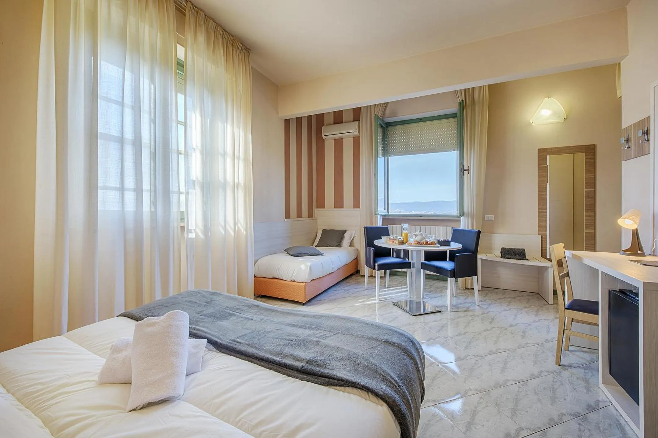 Living room, Bed in Hotel Castello