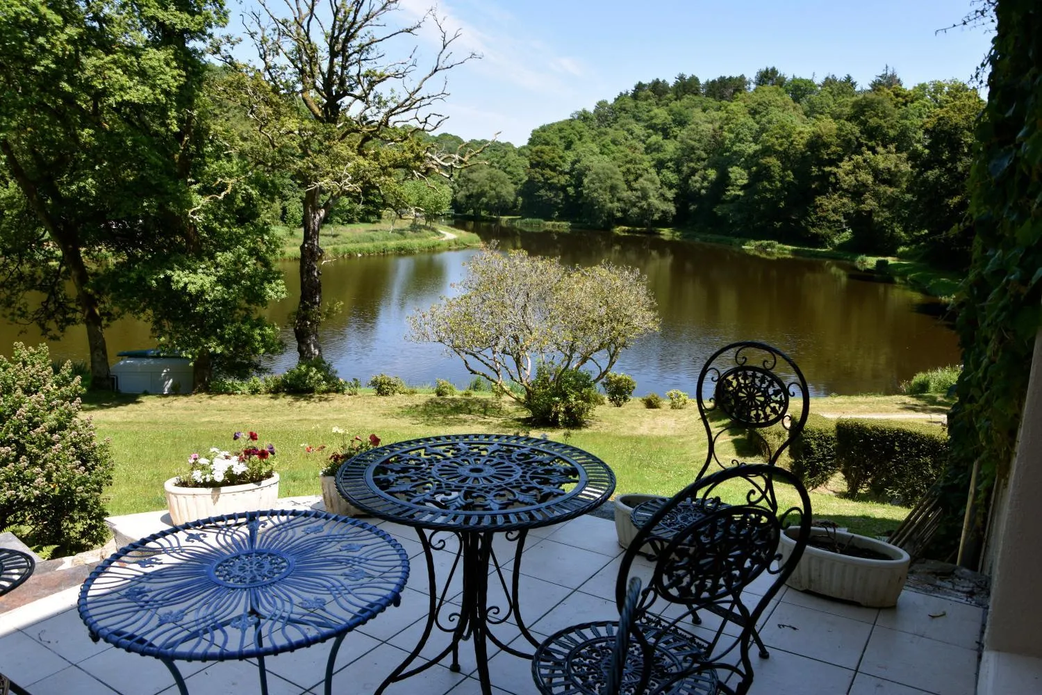 Property building in Les Etangs de Pitié