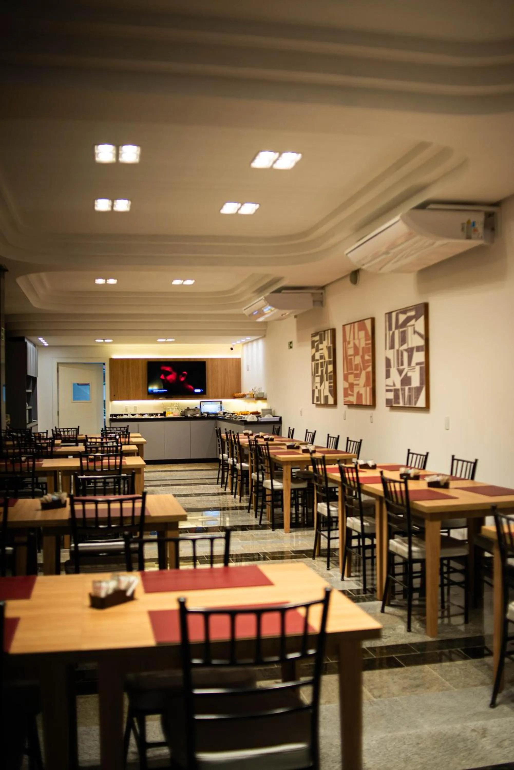 Restaurant/places to eat in Klein Ville Marquês