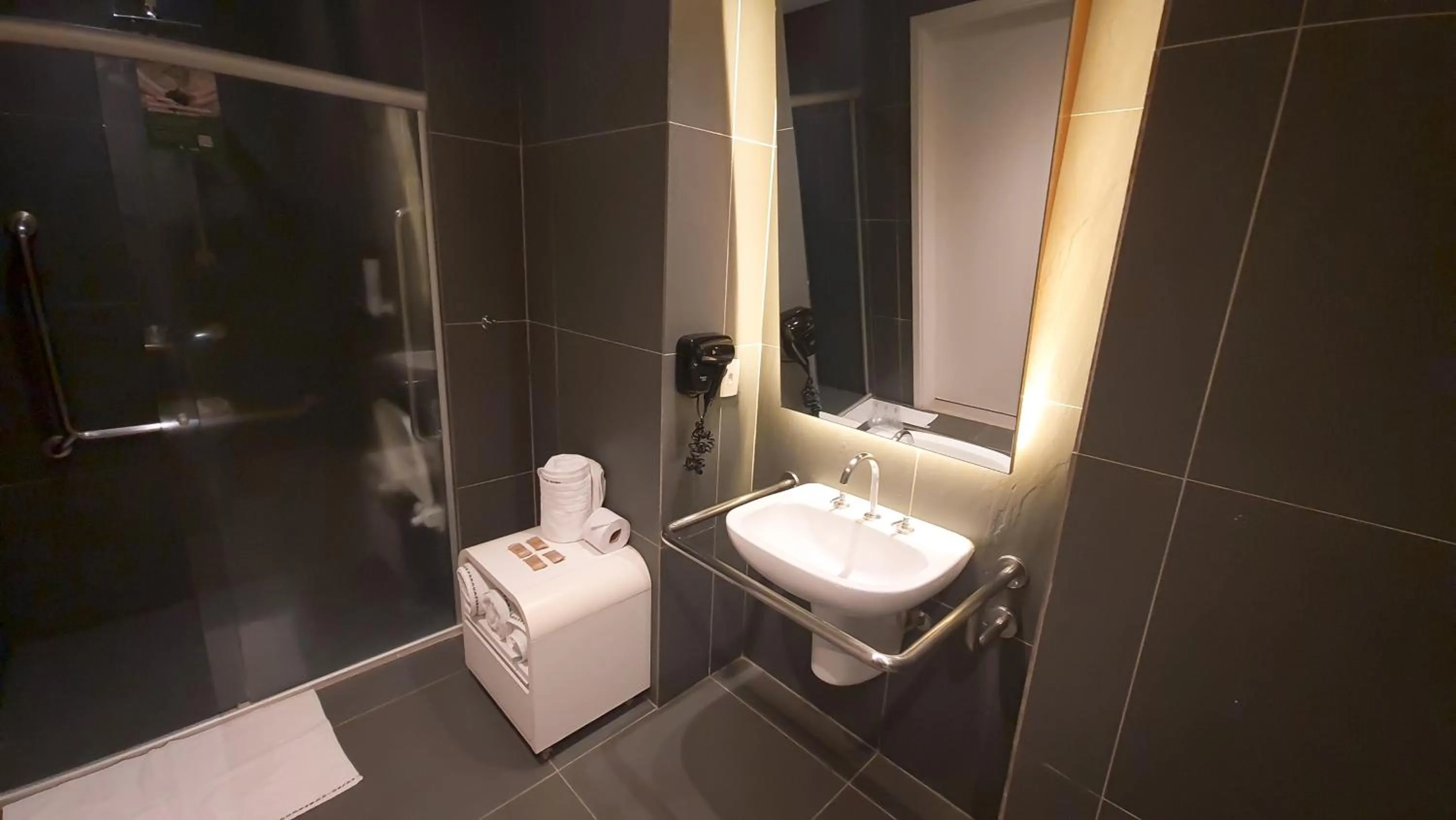 Bathroom in ibis Styles Parauapebas