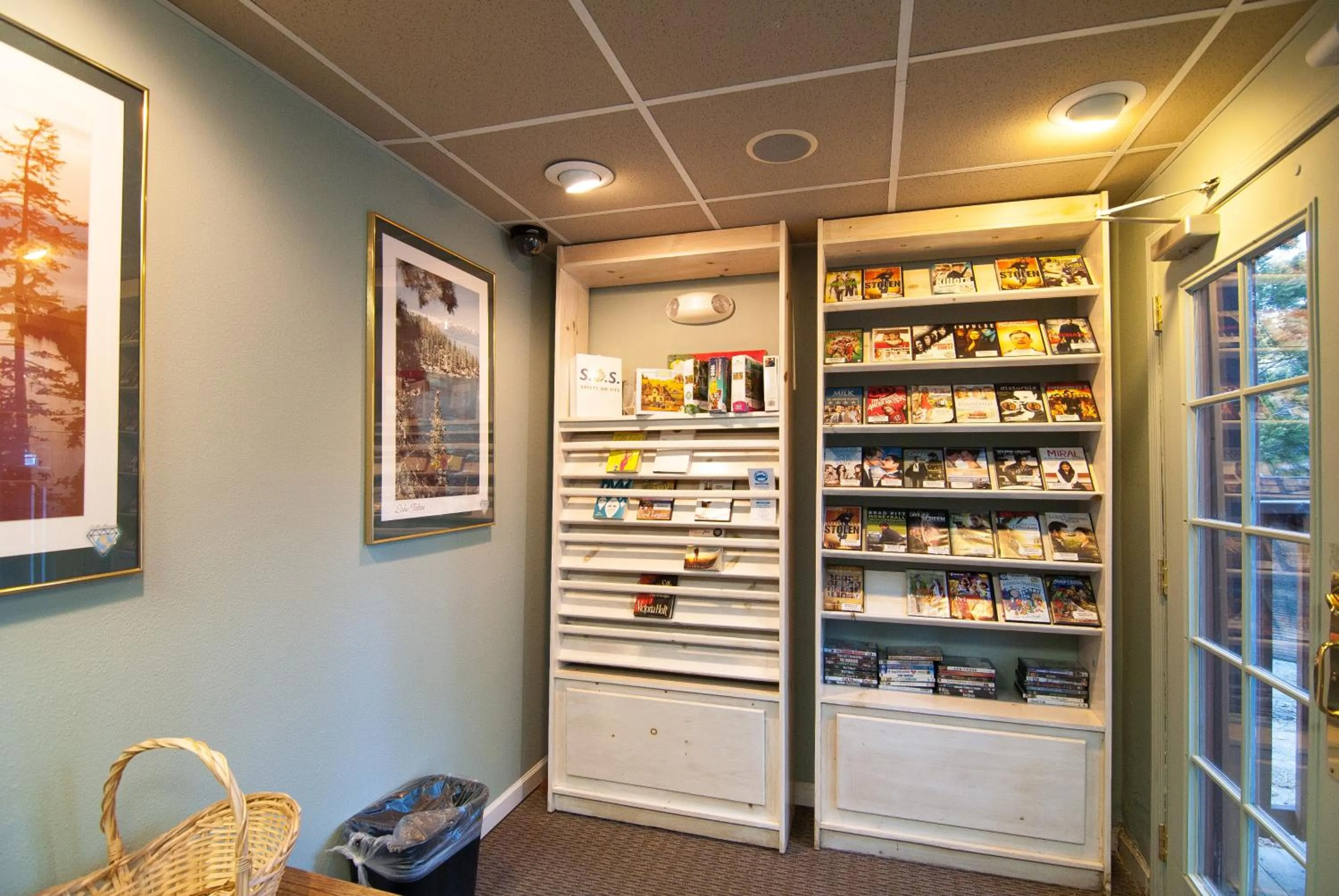 Library in North Lake Lodges & Villas