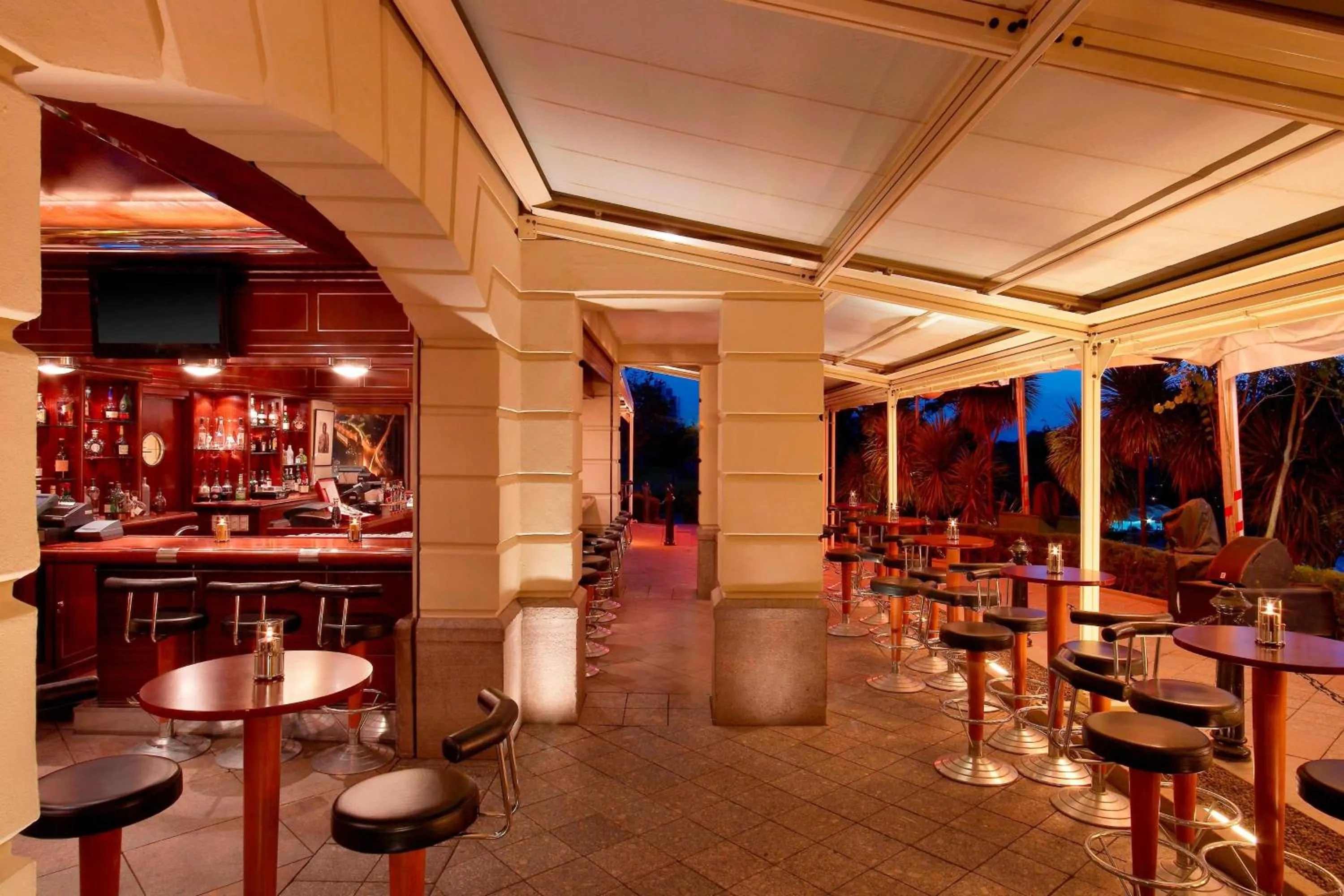 Lounge or bar in Sheraton Addis, a Luxury Collection Hotel, Addis Ababa