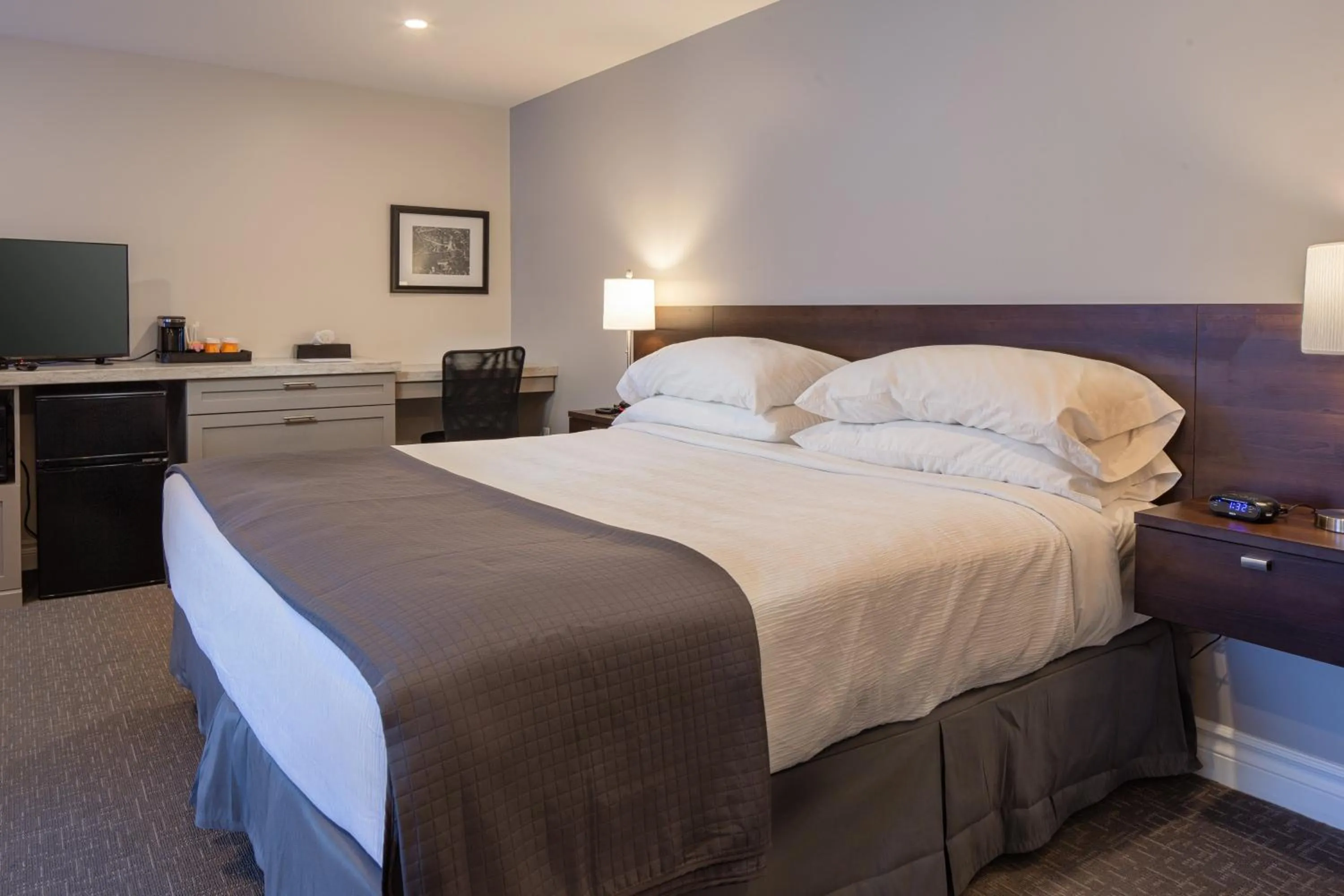 Deluxe King Room in Picton Harbour Inn