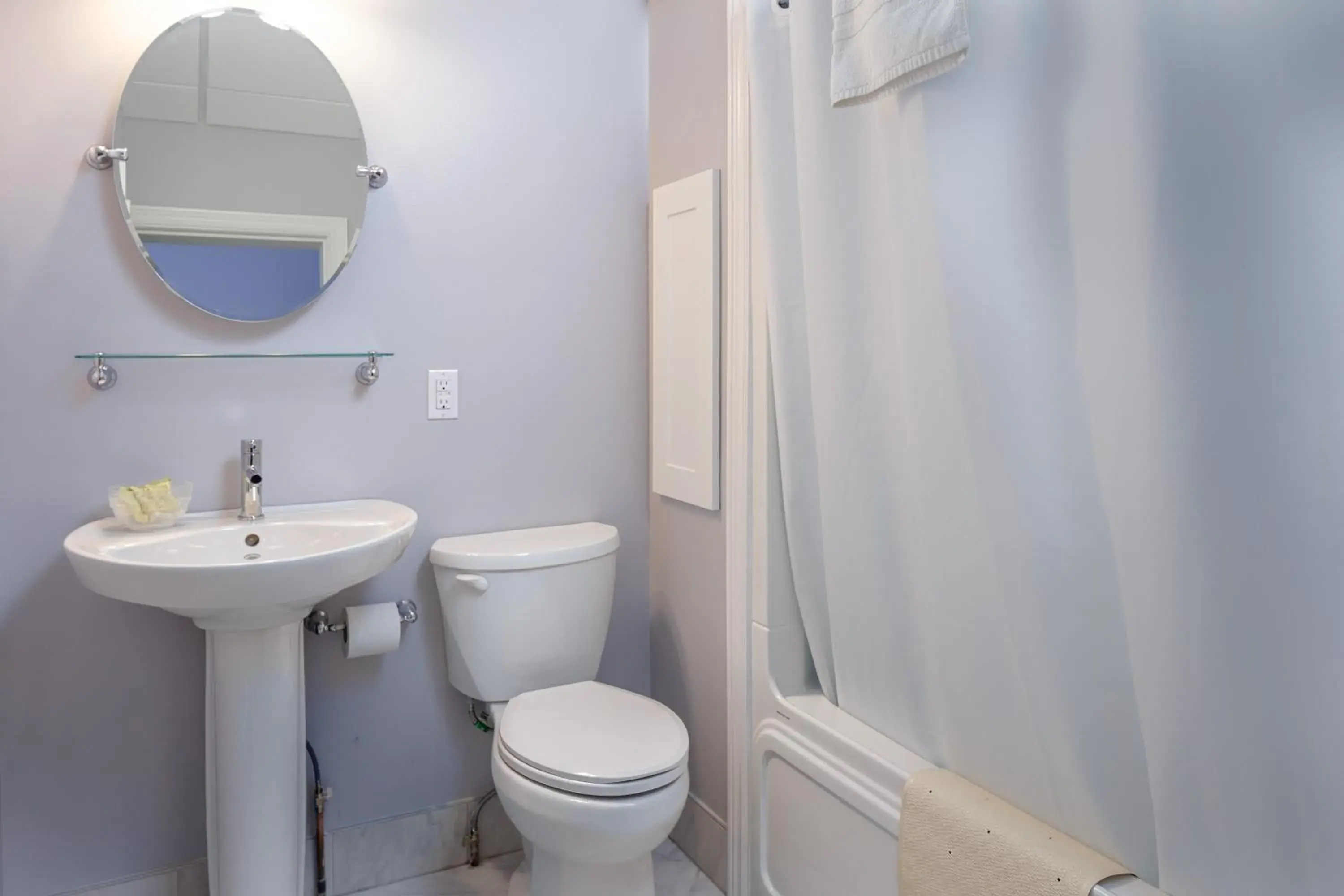 Standard Double Room in Picton Harbour Inn Standard Double Room in Picton Harbour Inn