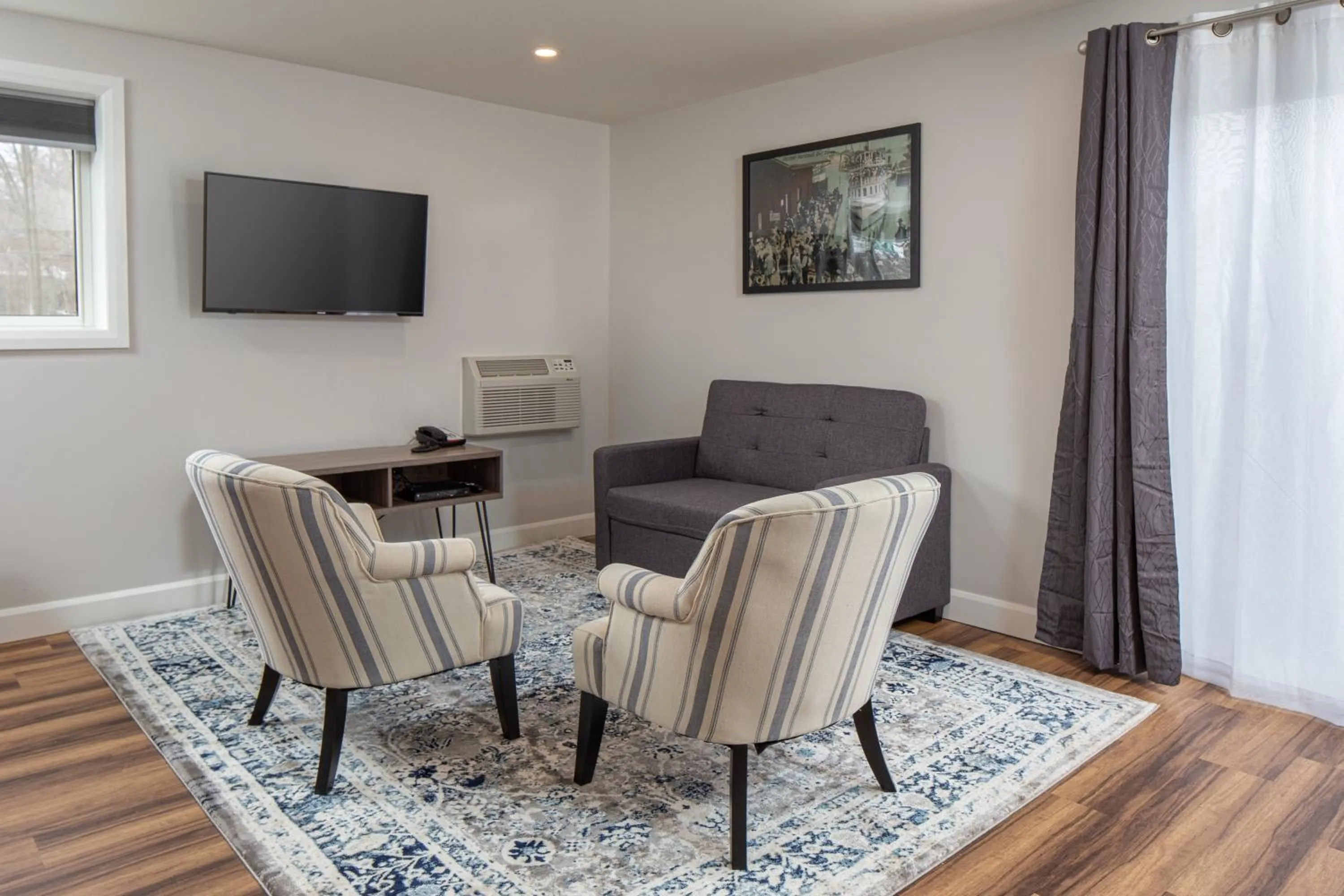 Suite with Balcony in Picton Harbour Inn