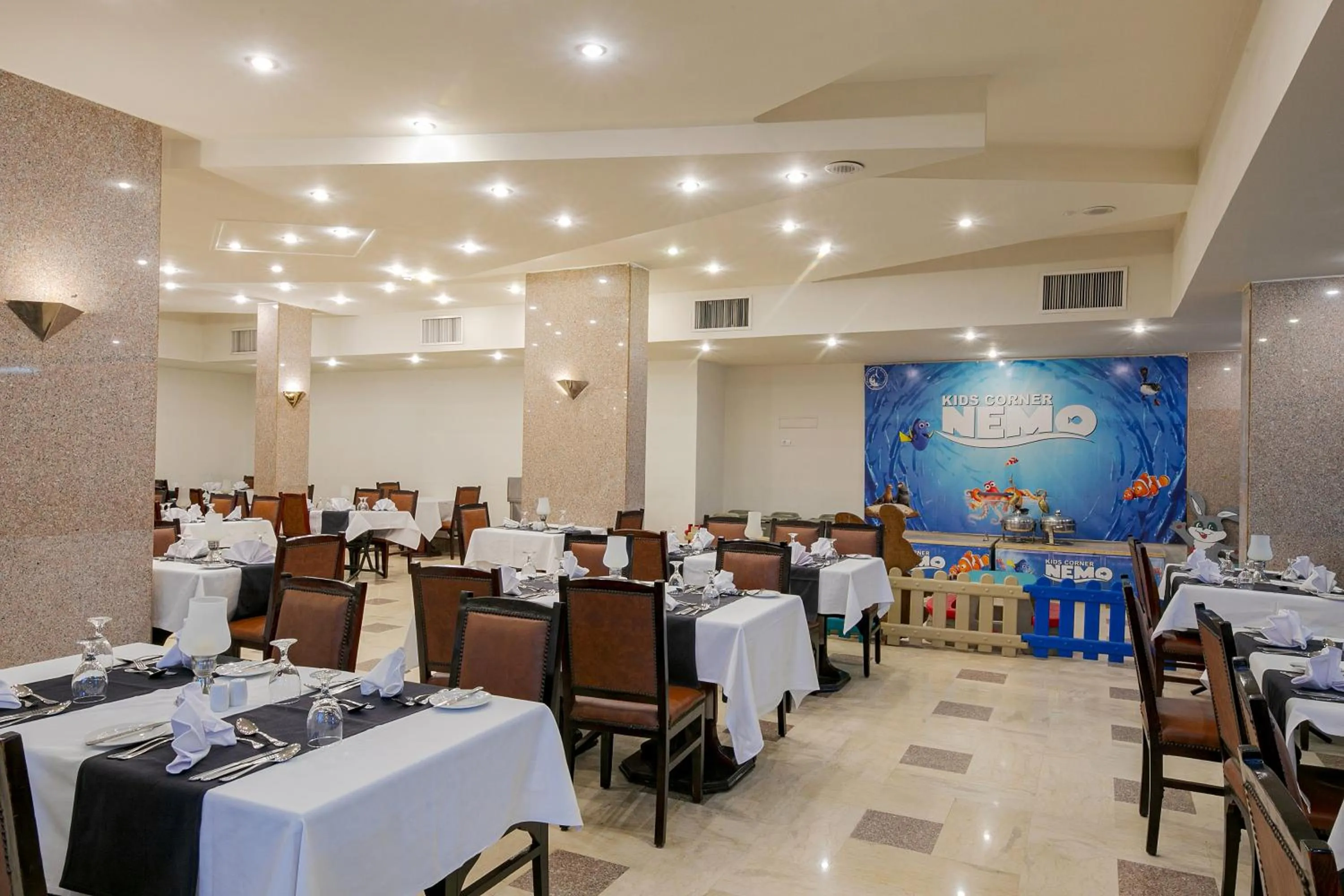 Restaurant/places to eat in Marlin Inn Azur Resort