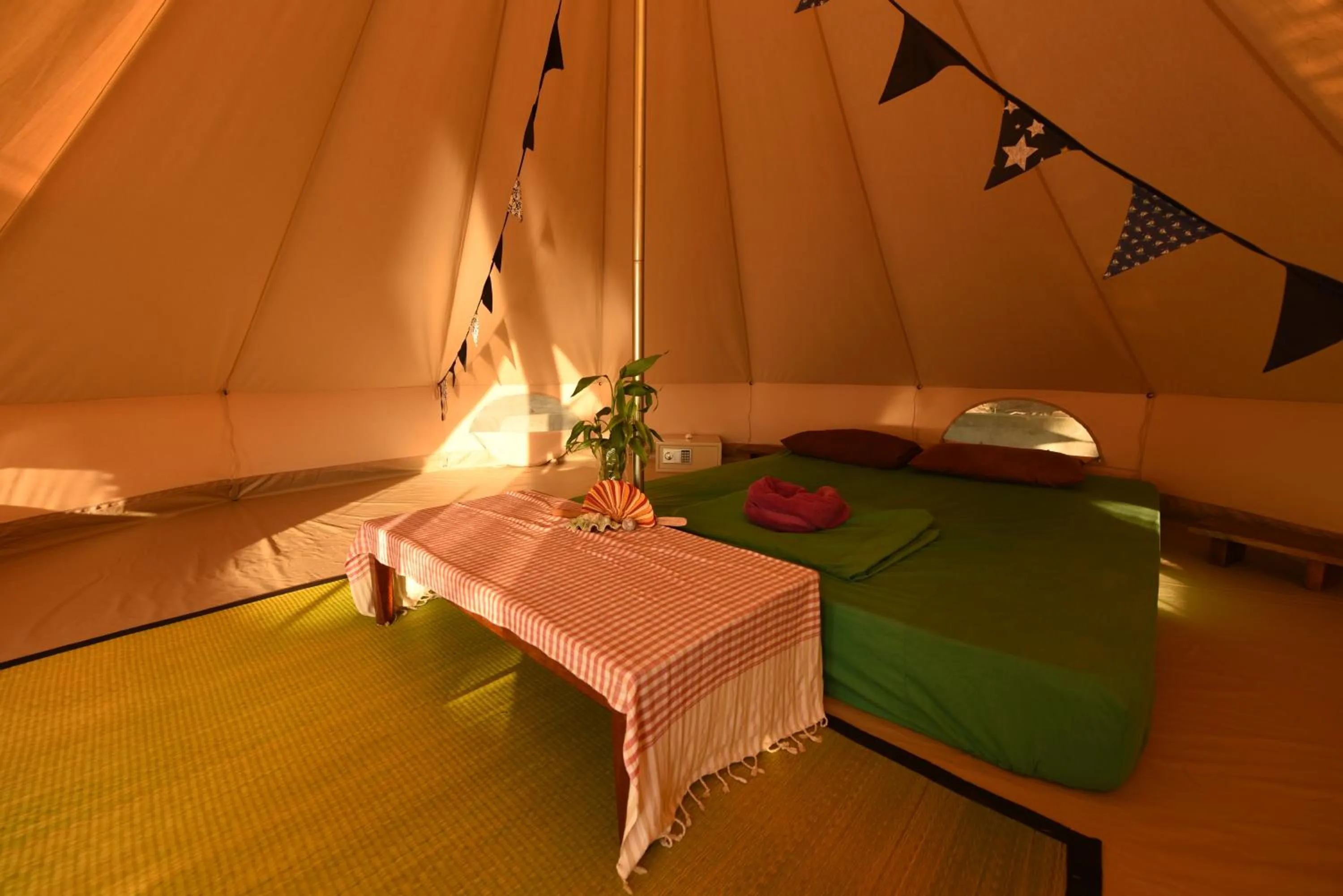 Photo of the whole room, Bed in Robinson Bungalows