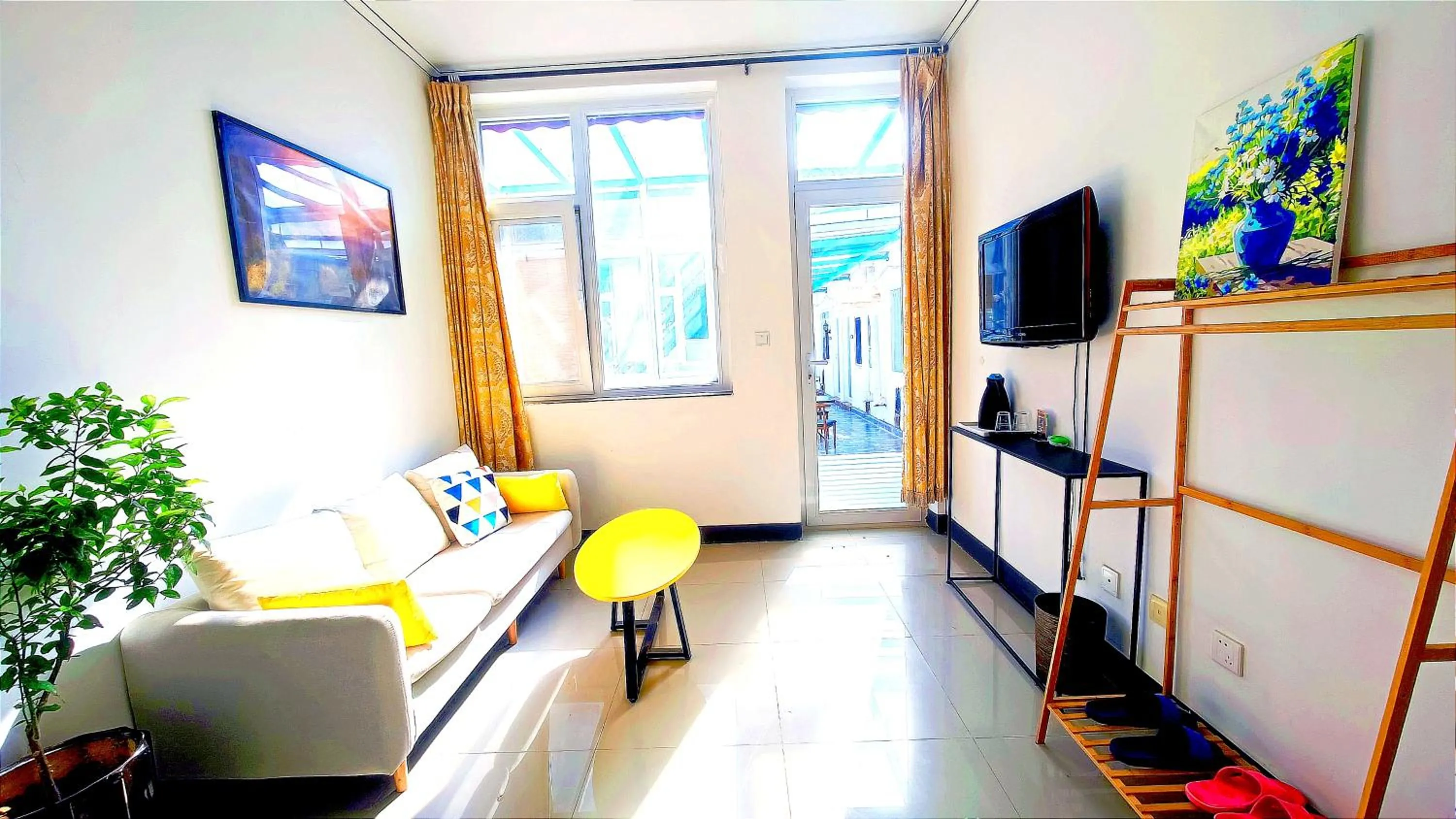 Living room in Gubeikou Great Wall Chengtaoxiaozhu Boutique Homestay