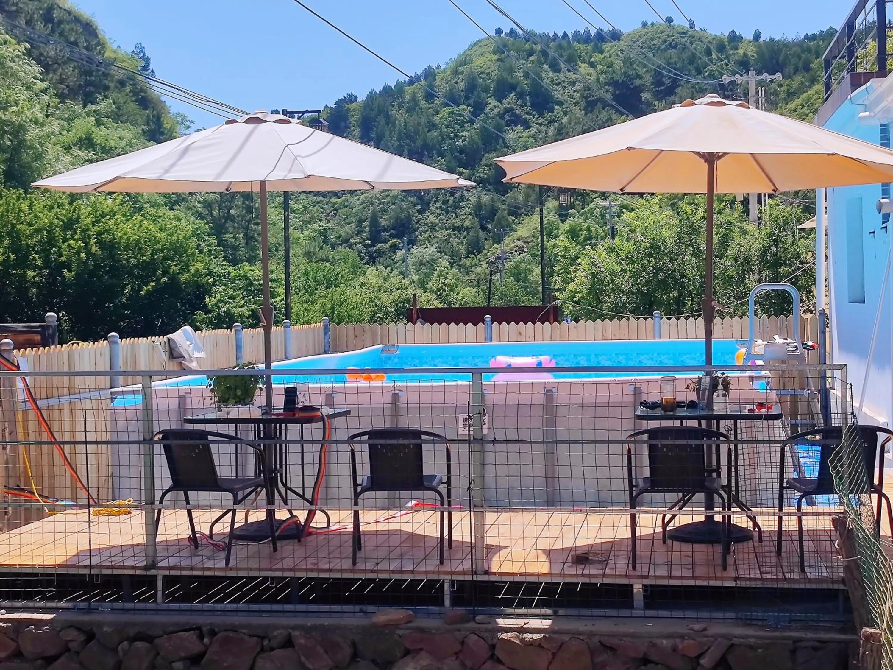 Swimming pool in Gubeikou Great Wall Chengtaoxiaozhu Boutique Homestay