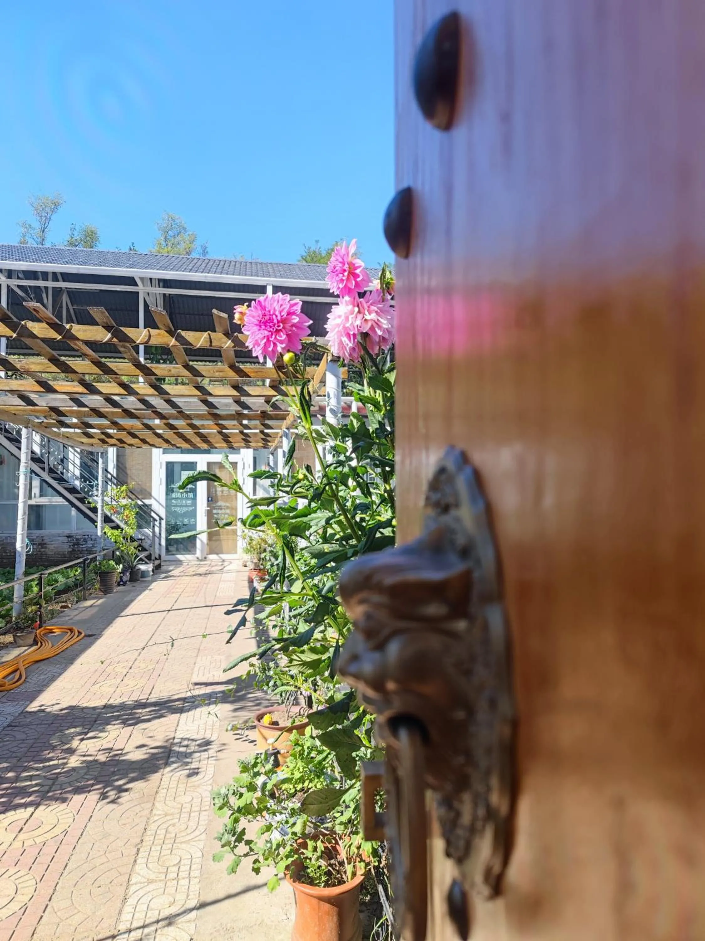Inner courtyard view in Gubeikou Great Wall Chengtaoxiaozhu Boutique Homestay