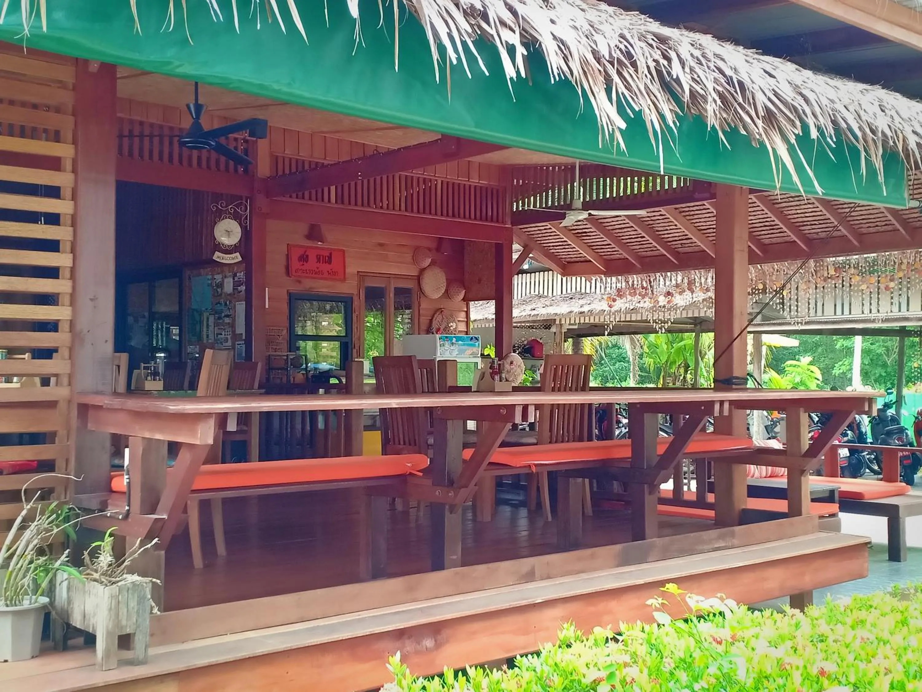 Restaurant/places to eat in Suntisook Resort