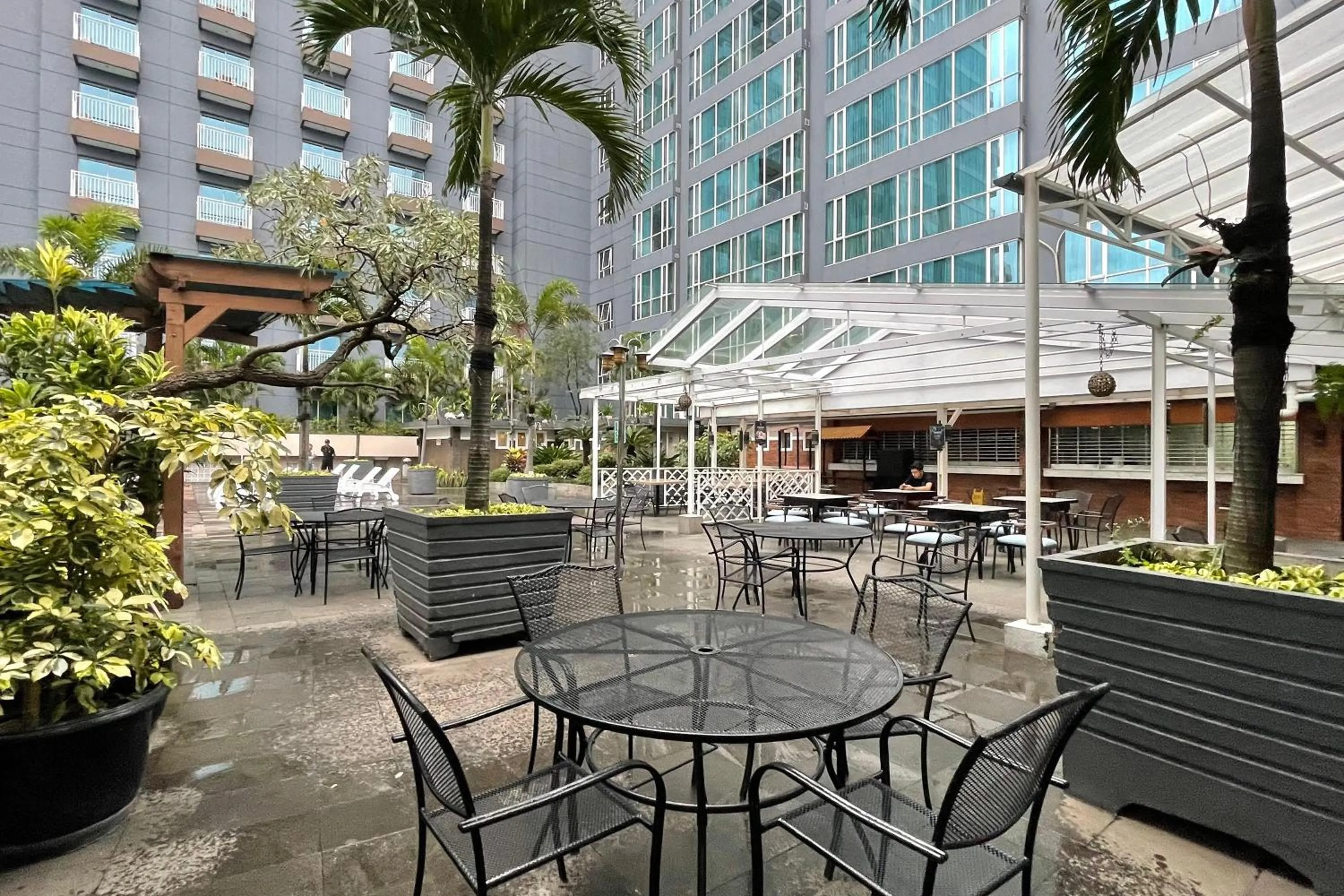 Area and facilities in eL ROYALE by Farizi Rooms