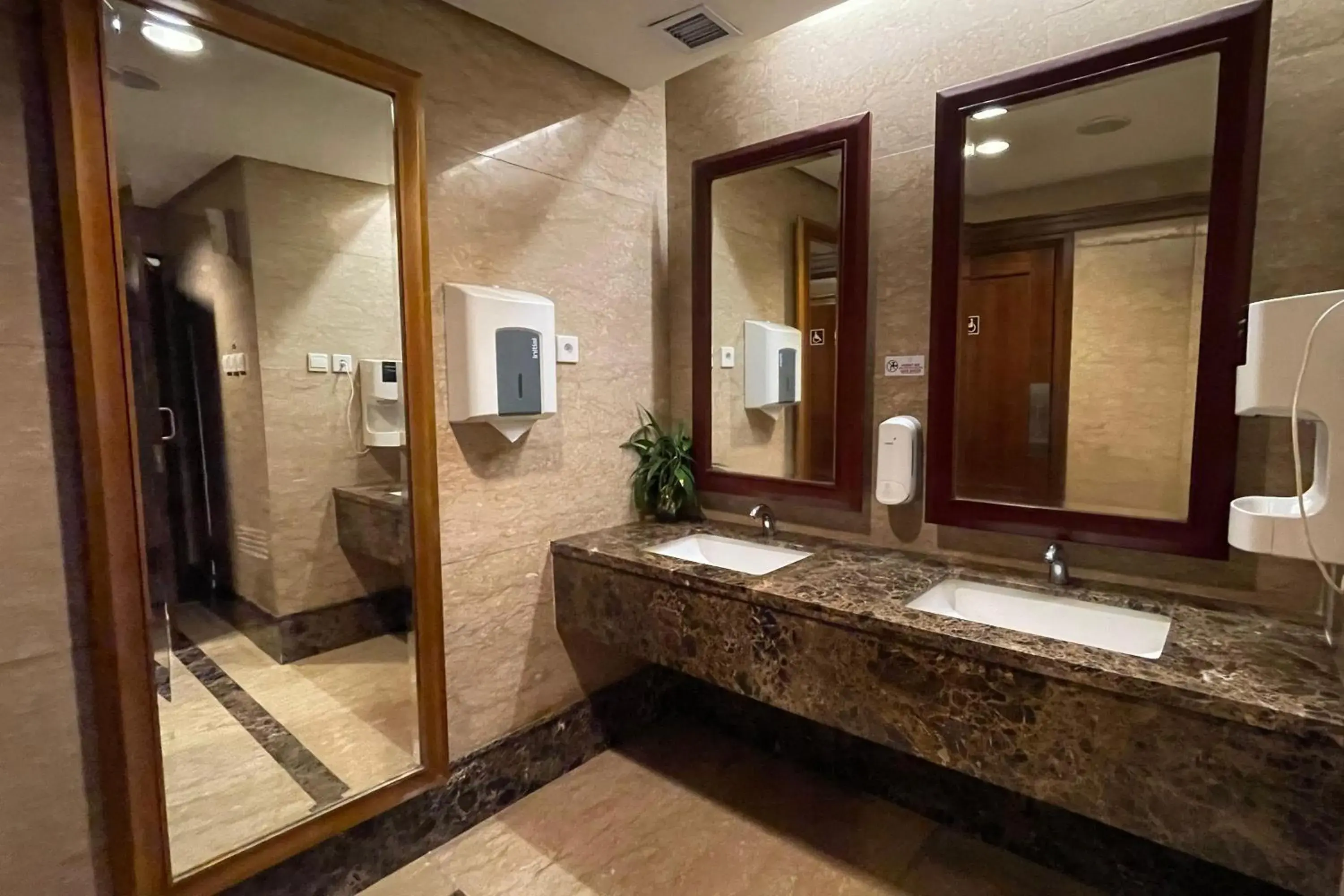 Bathroom in eL ROYALE by Farizi Rooms Bathroom in eL ROYALE by Farizi Rooms