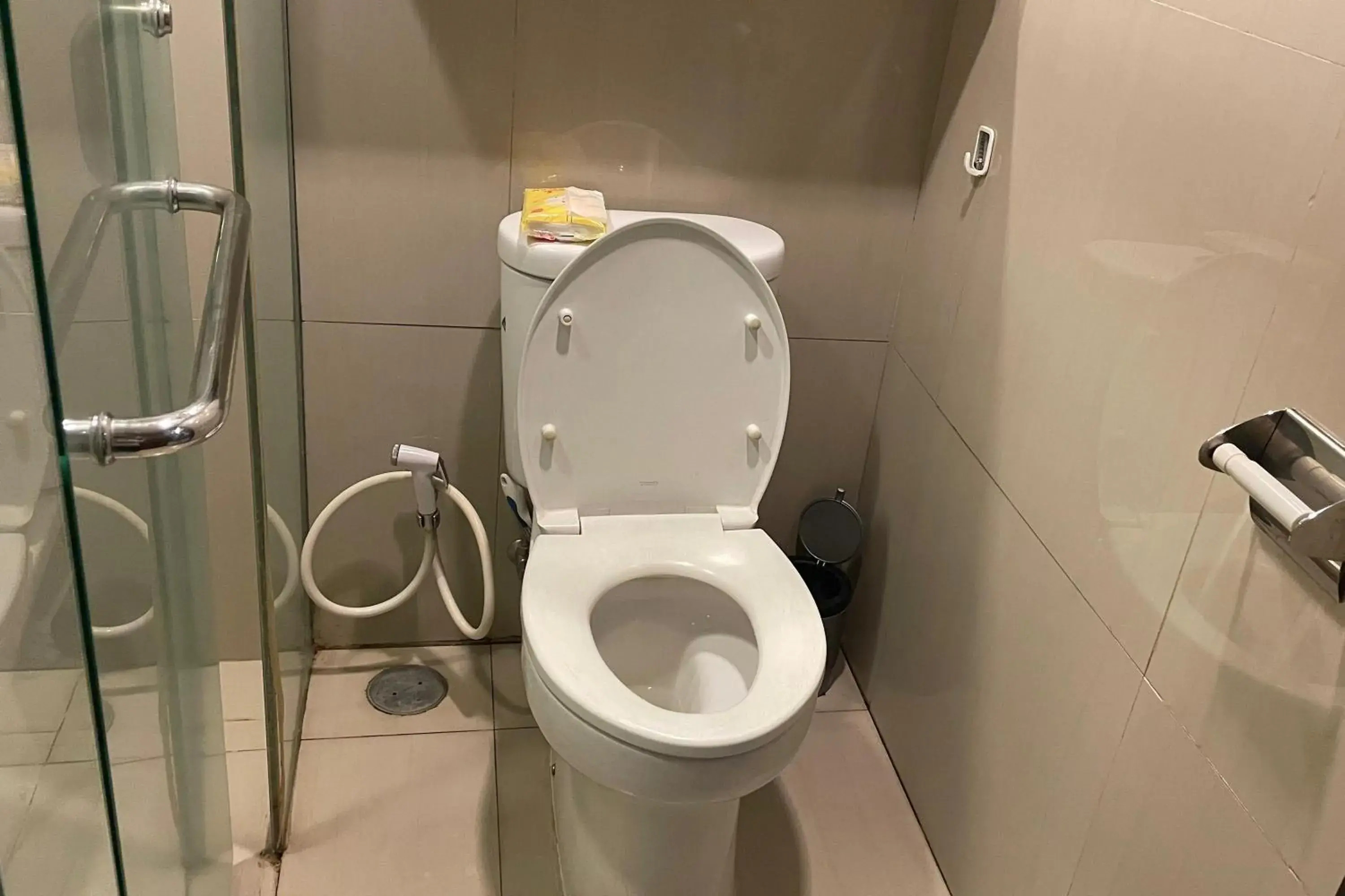 Bathroom in eL ROYALE by Farizi Rooms Bathroom in eL ROYALE by Farizi Rooms