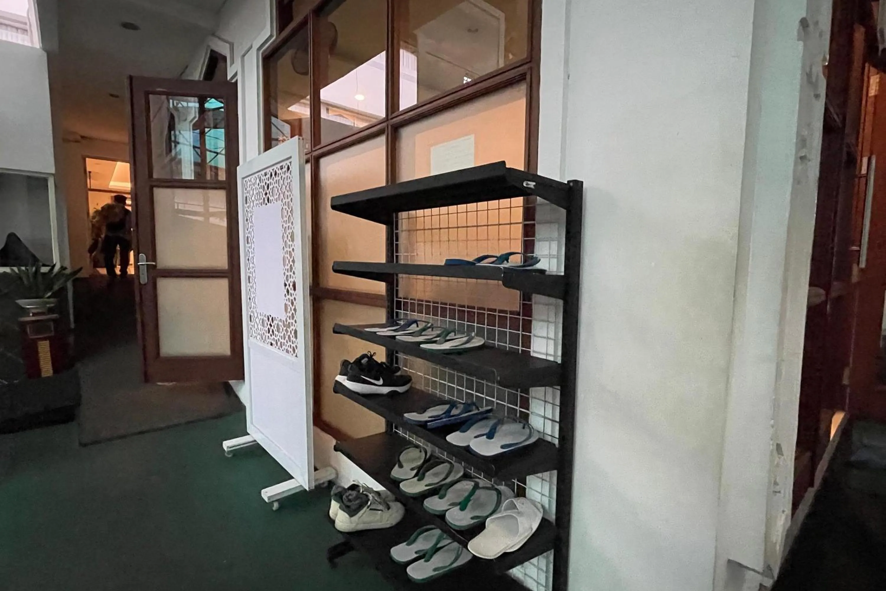 Area and facilities in eL ROYALE by Farizi Rooms