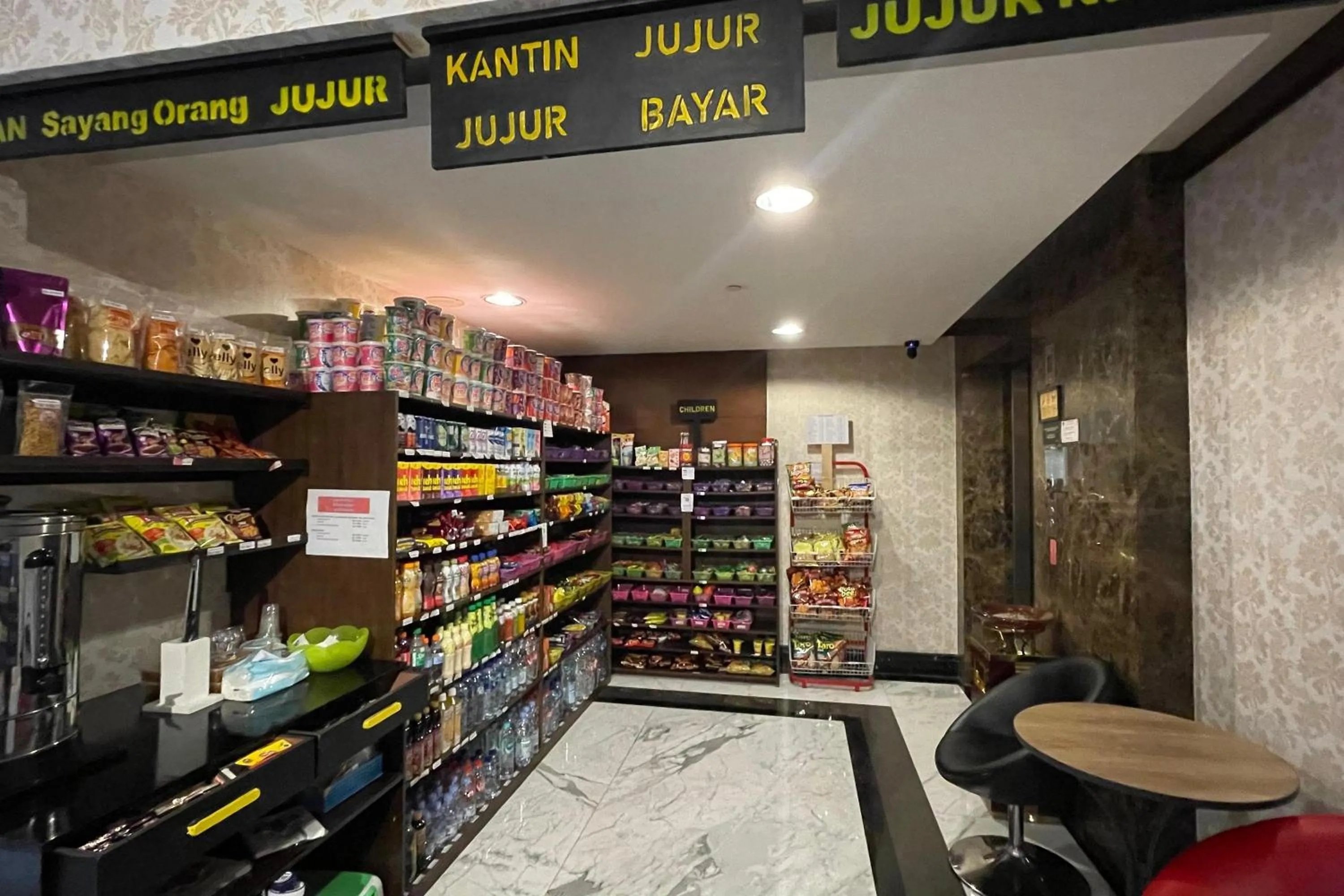 Area and facilities in eL ROYALE by Farizi Rooms