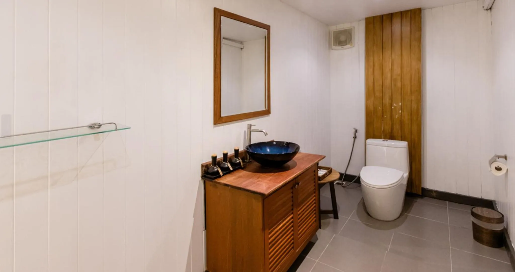 Toilet in The Cliff Lipe