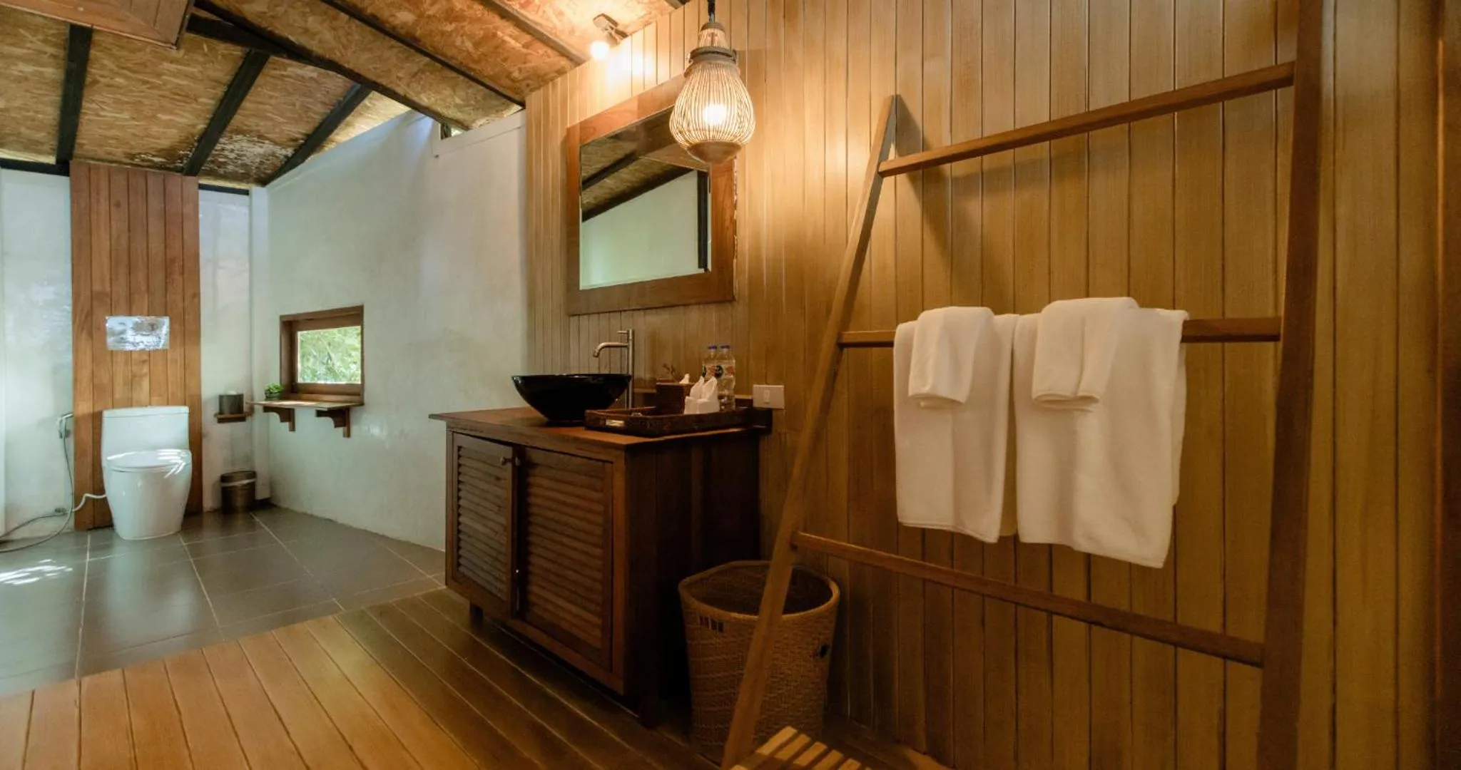 Toilet in The Cliff Lipe