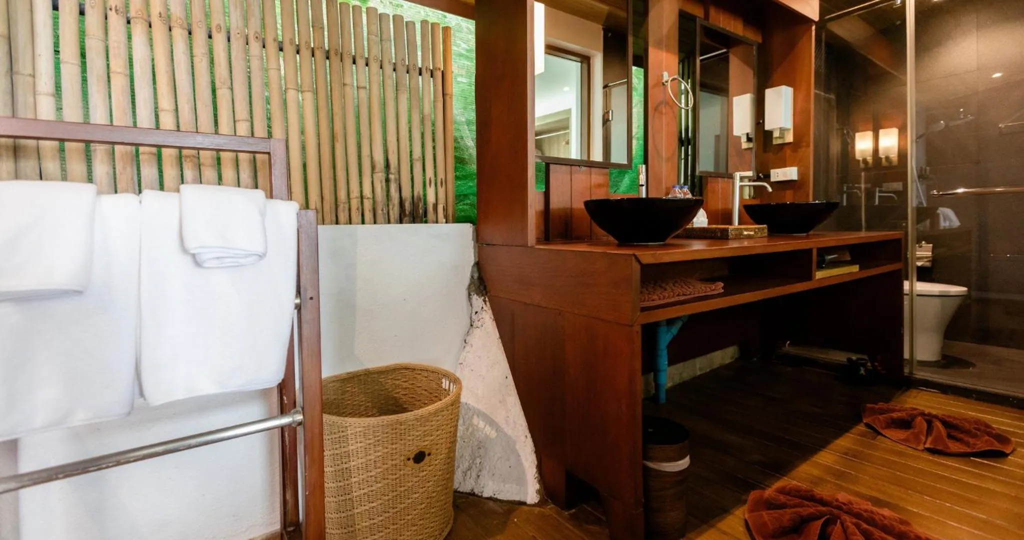 Toilet in The Cliff Lipe