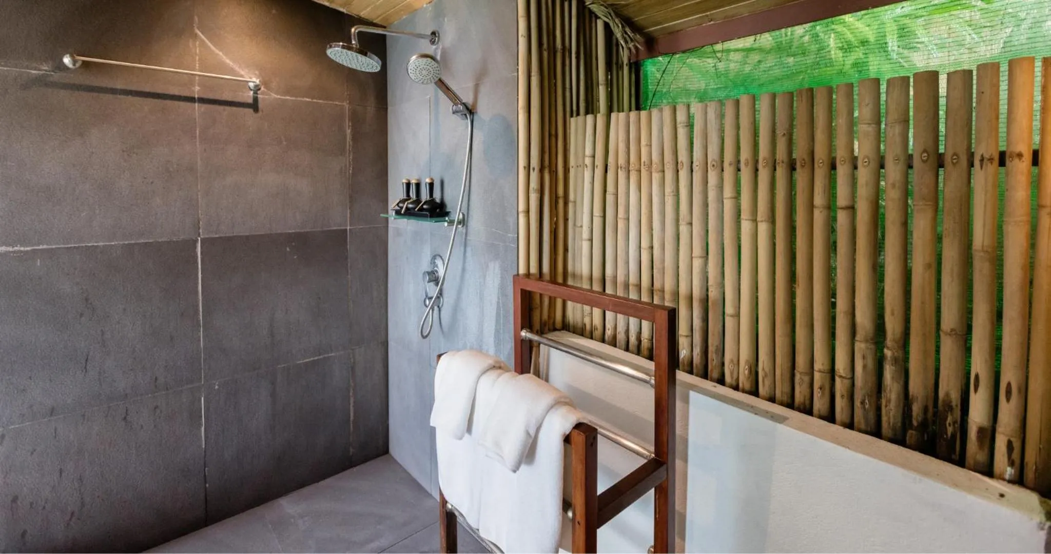 Shower in The Cliff Lipe