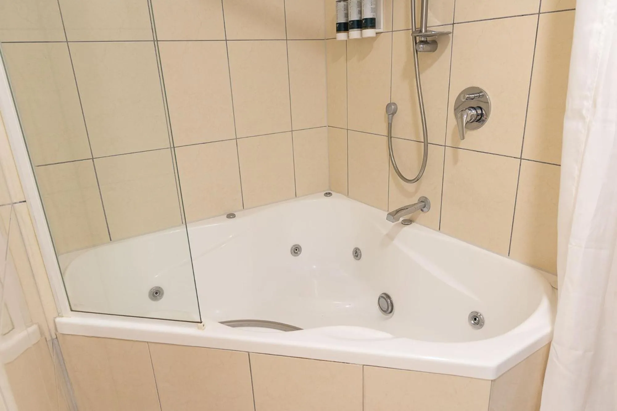 Bath in Airport Stays