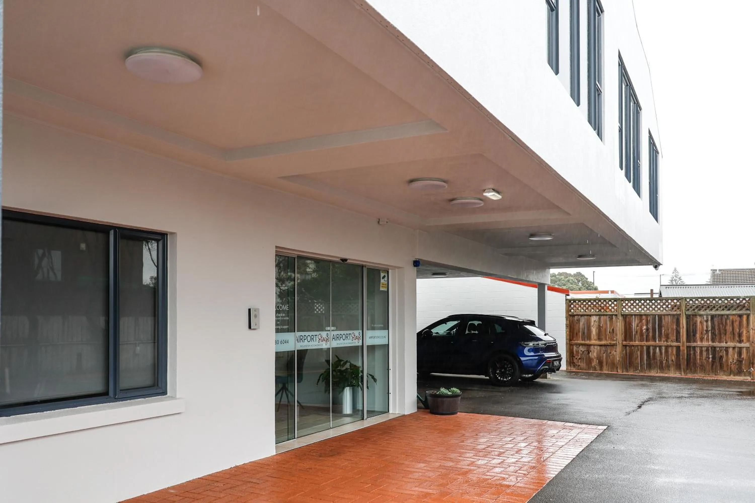 Facade/entrance in Airport Stays