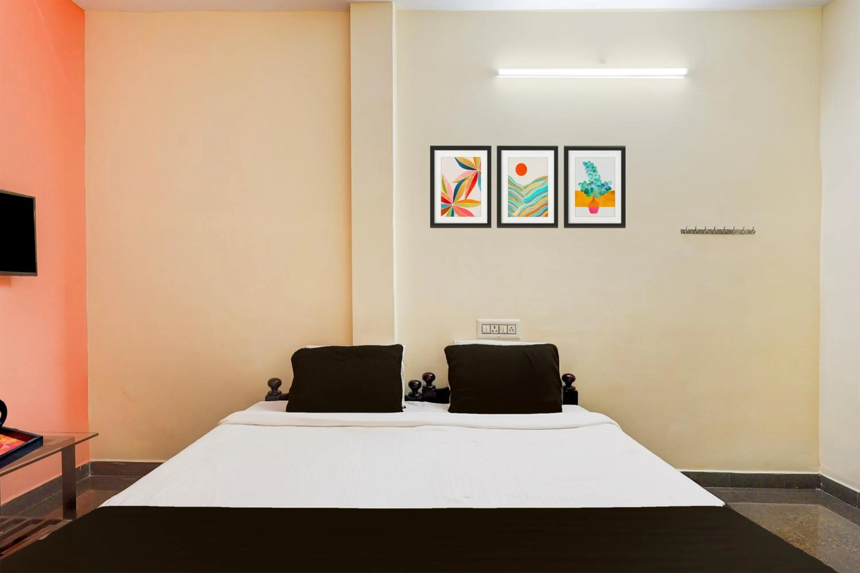 Bedroom in Super Hotel O Poigai Near Airport